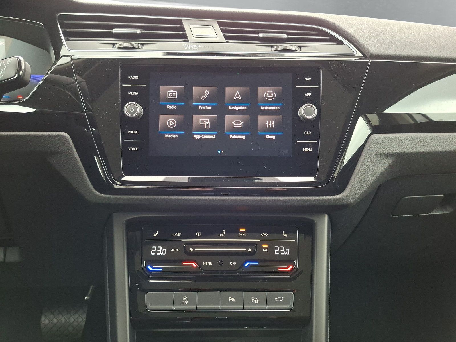 Fahrzeugabbildung Volkswagen Touran 1.5TSI IQ LED ACC 7S.Pano17"Standheizung