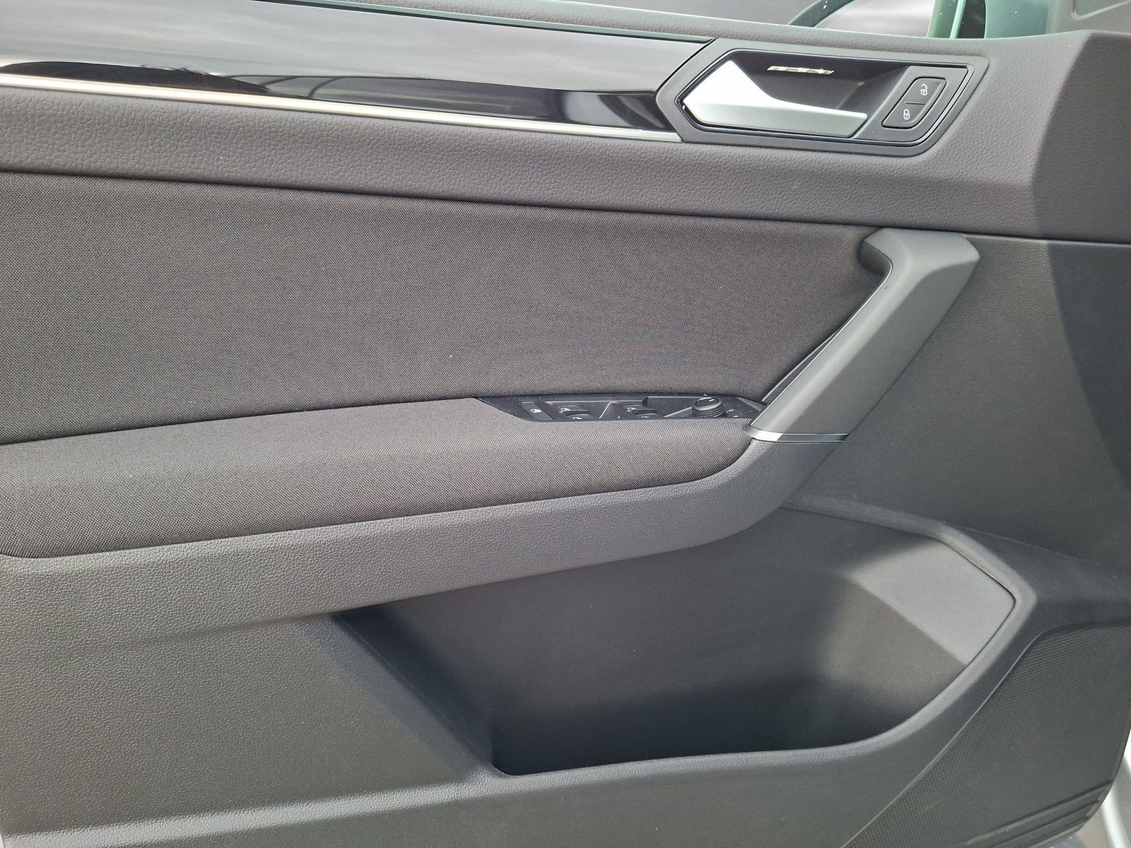 Fahrzeugabbildung Volkswagen Touran 1.5TSI IQ LED ACC 7S.Pano17"Standheizung