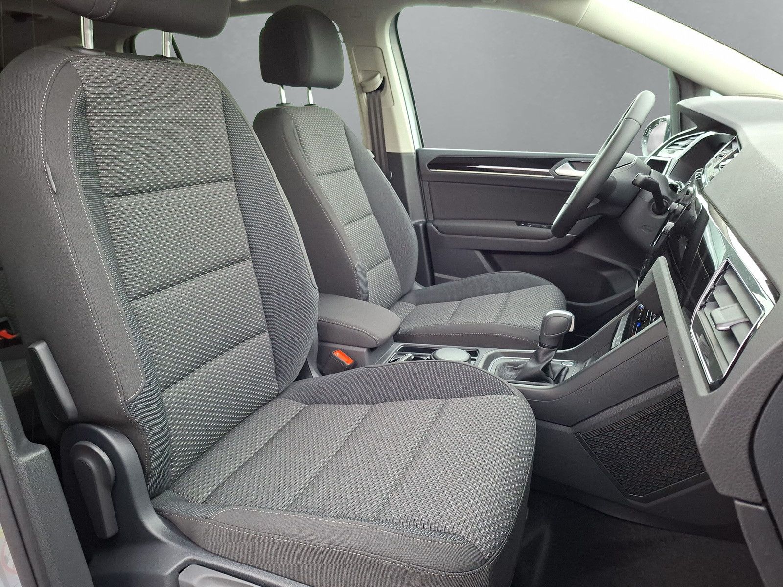 Fahrzeugabbildung Volkswagen Touran 1.5TSI IQ LED ACC 7S.Pano17"Standheizung