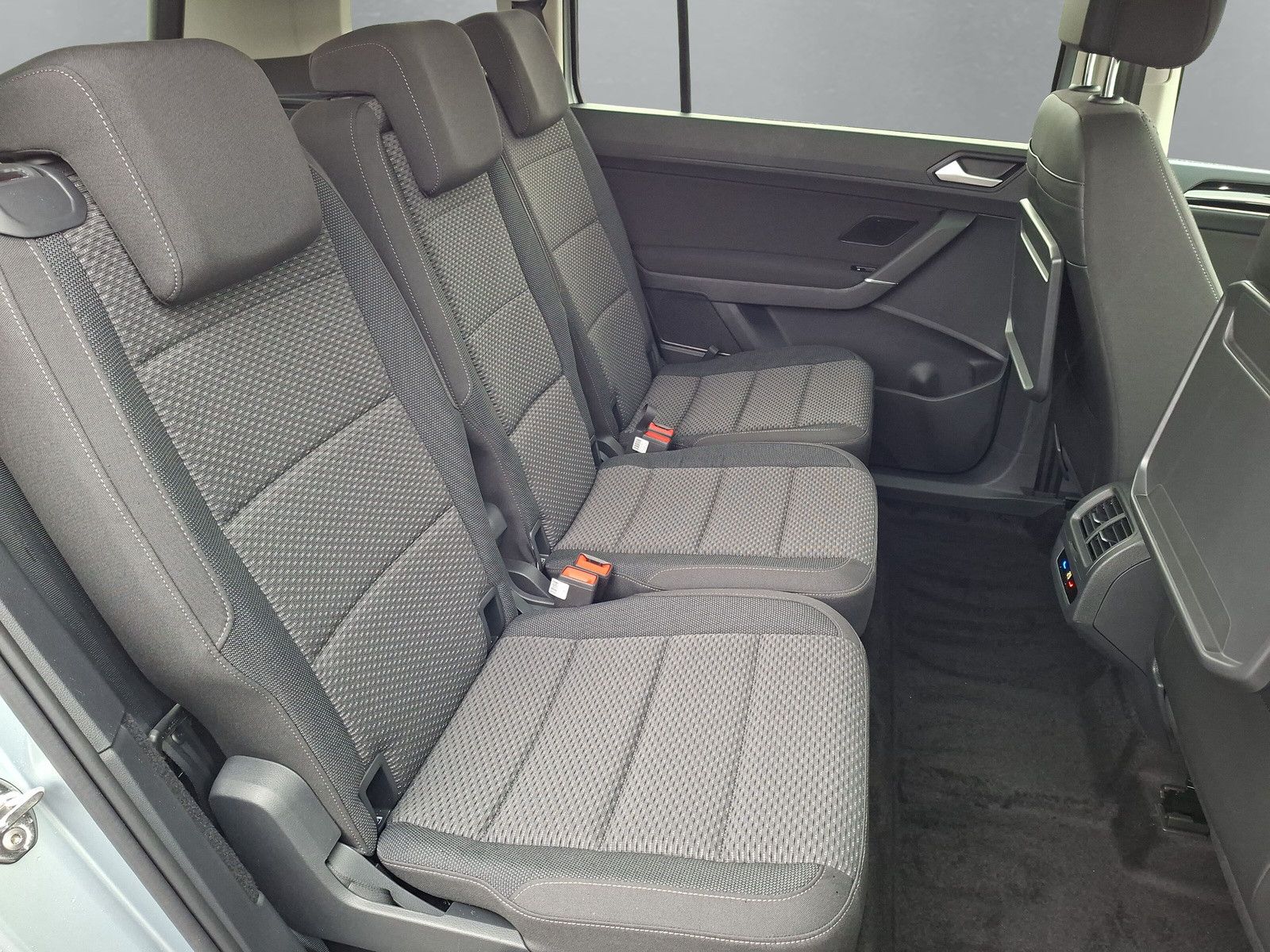 Fahrzeugabbildung Volkswagen Touran 1.5TSI IQ LED ACC 7S.Pano17"Standheizung