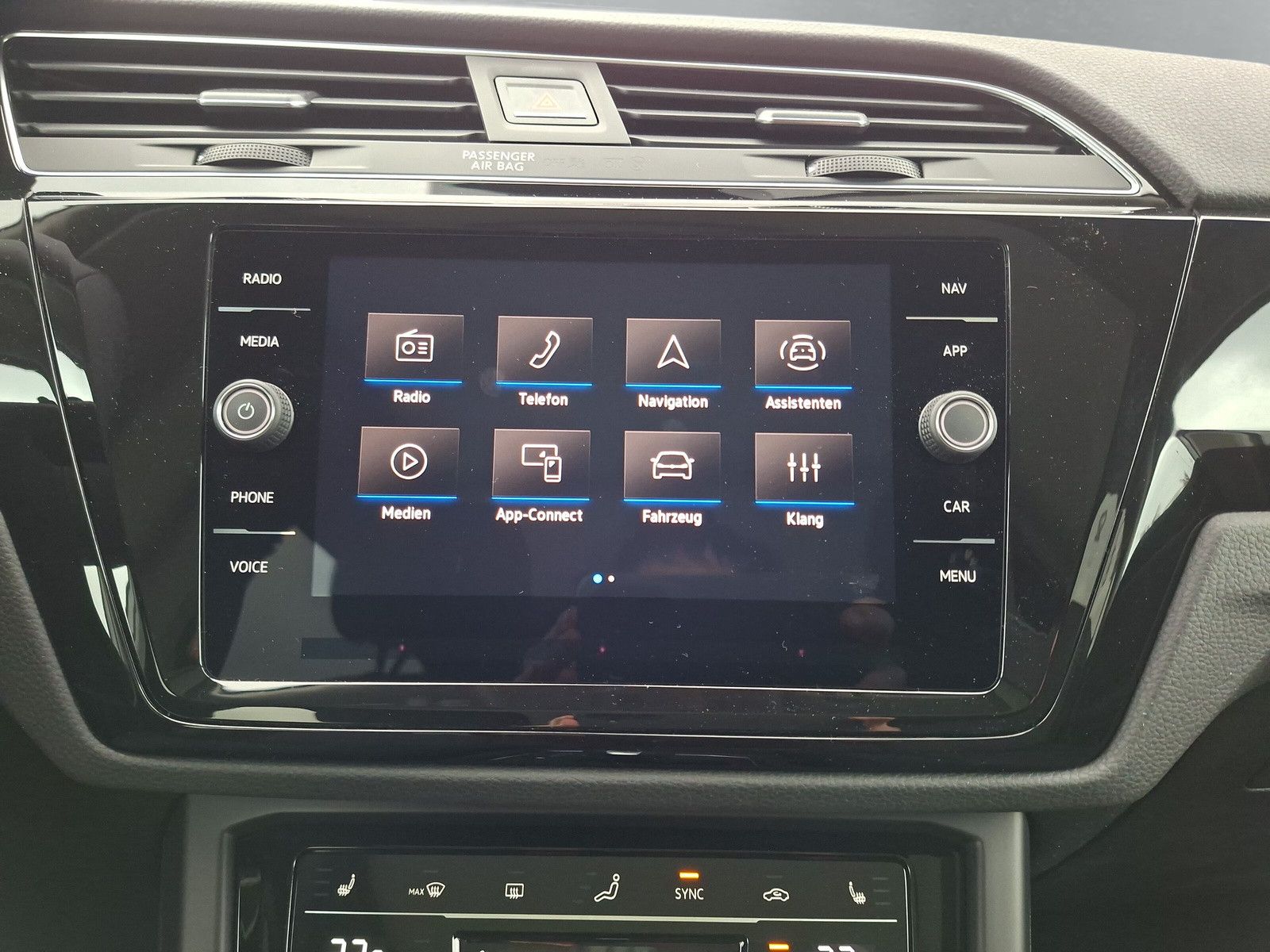 Fahrzeugabbildung Volkswagen Touran 1.5TSI DSG AHK 7S. Pano17" heizb.Front
