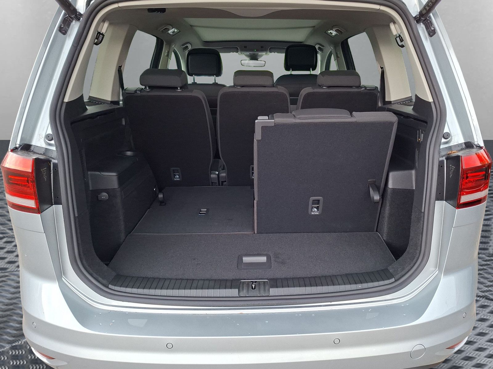 Fahrzeugabbildung Volkswagen Touran 1.5TSI DSG AHK 7S. Pano17" heizb.Front