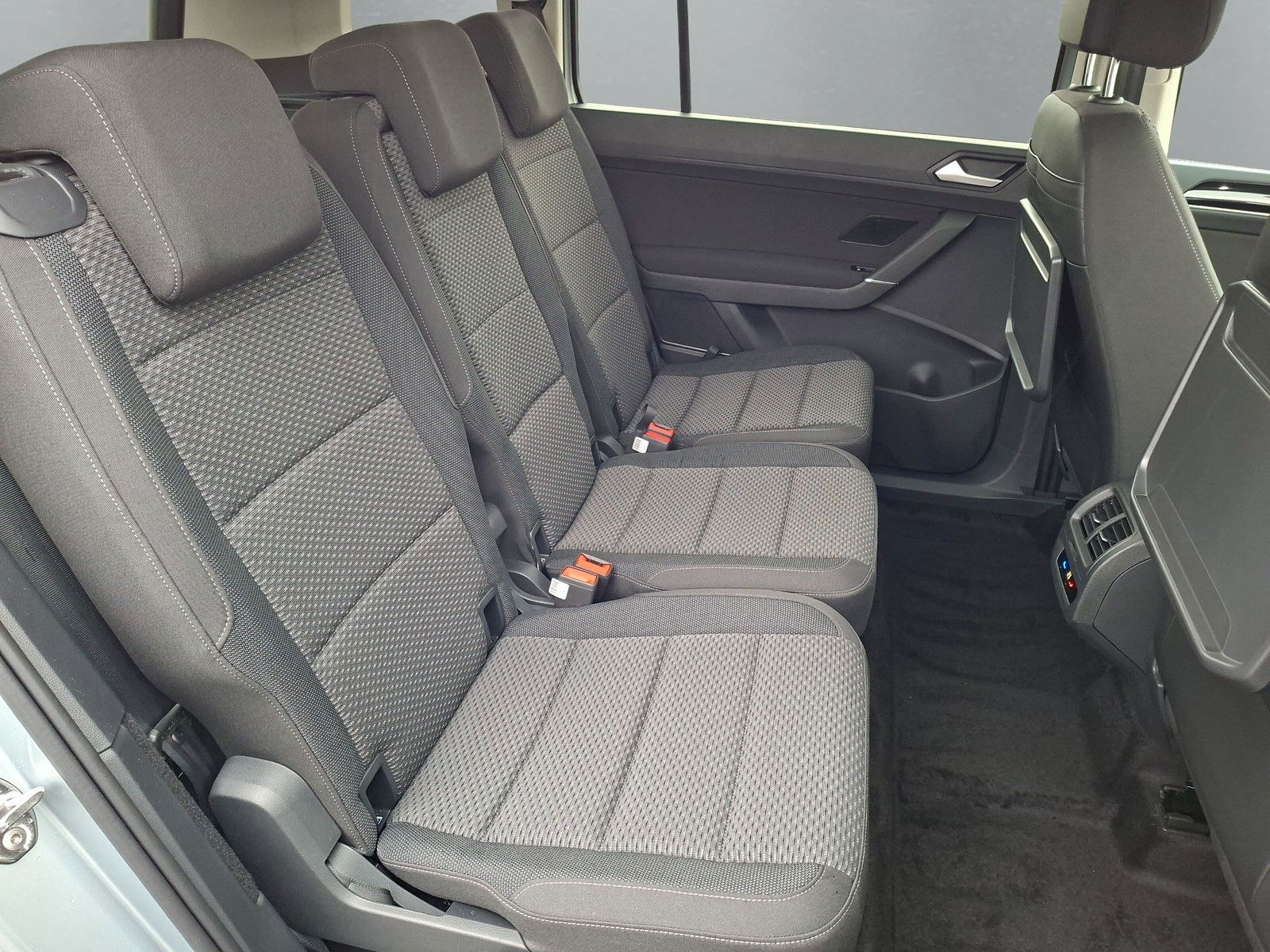 Fahrzeugabbildung Volkswagen Touran 1.5TSI IQ LED ACC 7Sitze Pano heizb.Front