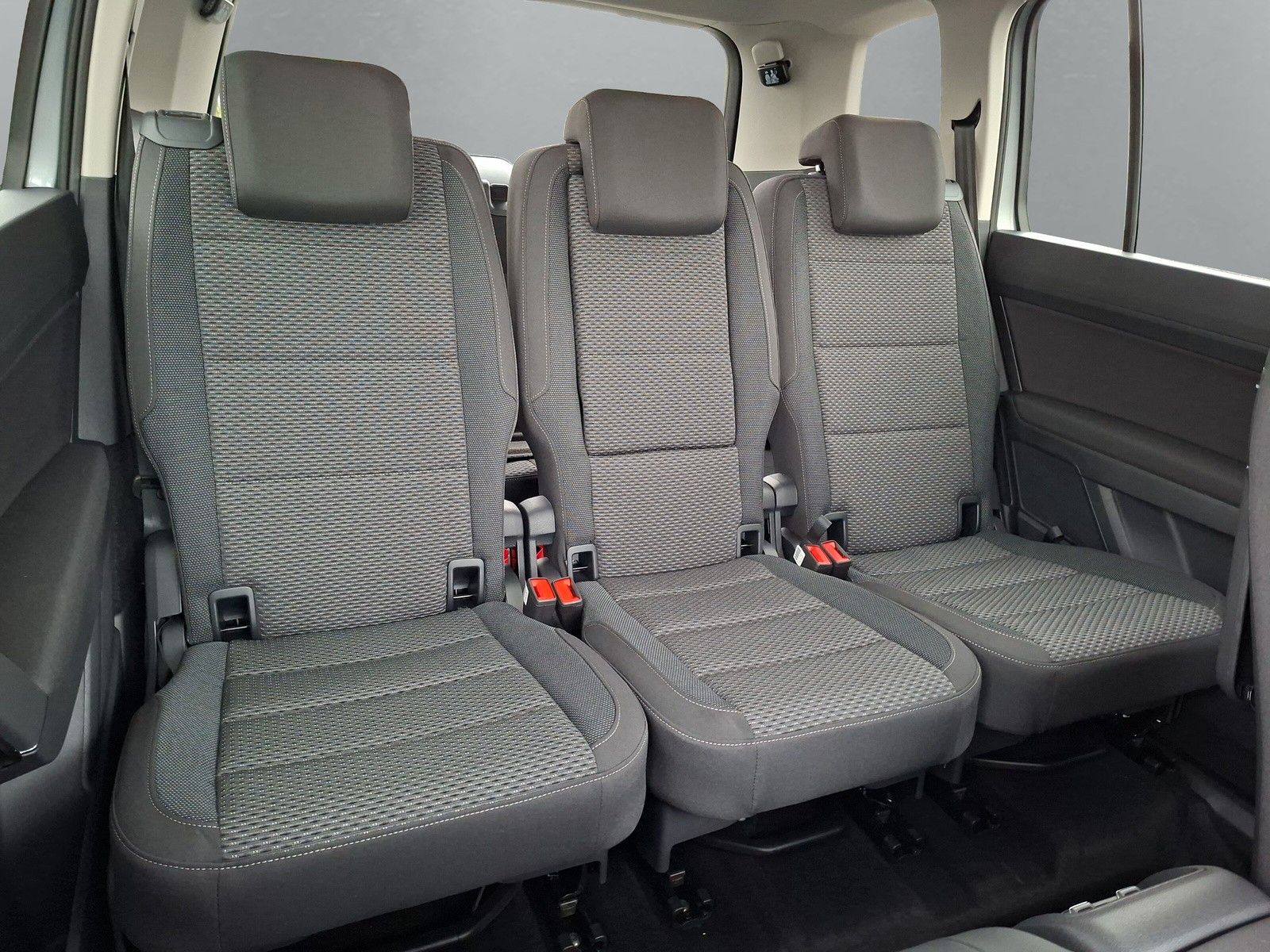Fahrzeugabbildung Volkswagen Touran 1.5TSI IQ LED ACC 7Sitze Pano heizb.Front