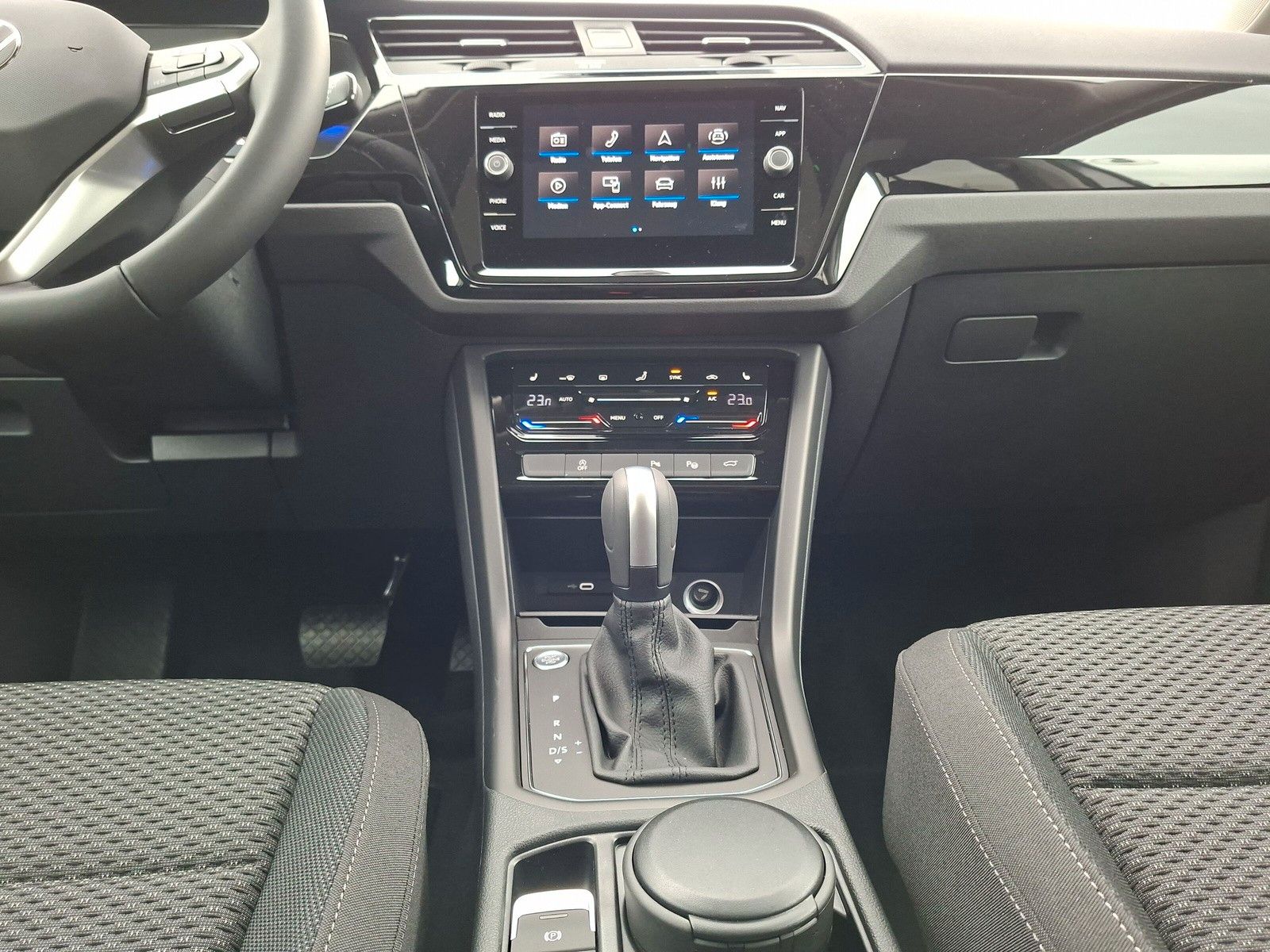 Fahrzeugabbildung Volkswagen Touran 1.5TSI IQ LED ACC 7Sitze Pano heizb.Front