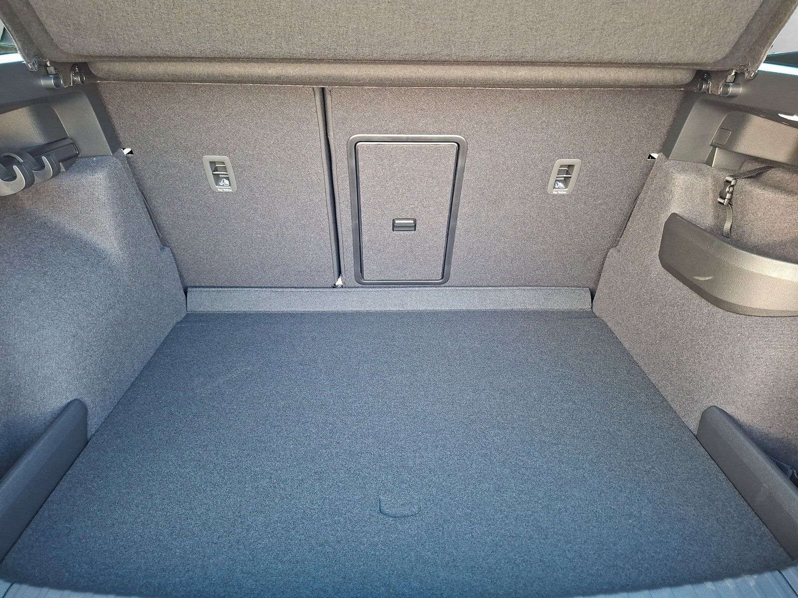 Fahrzeugabbildung SKODA Karoq Sportline 2.0TDI 4x4 Pano AHK 19" Matrix
