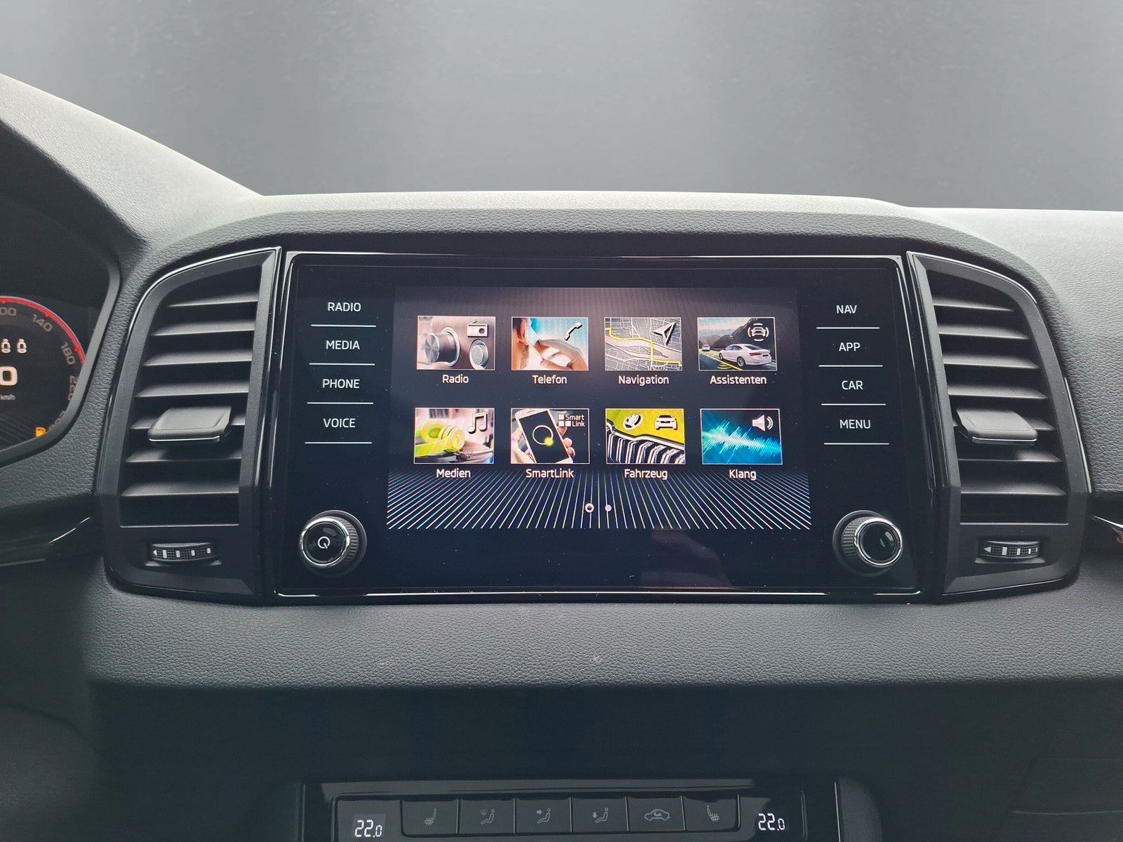 Fahrzeugabbildung SKODA Karoq 1.5 TSI Sportline Pano AHK Matrix 19"Side
