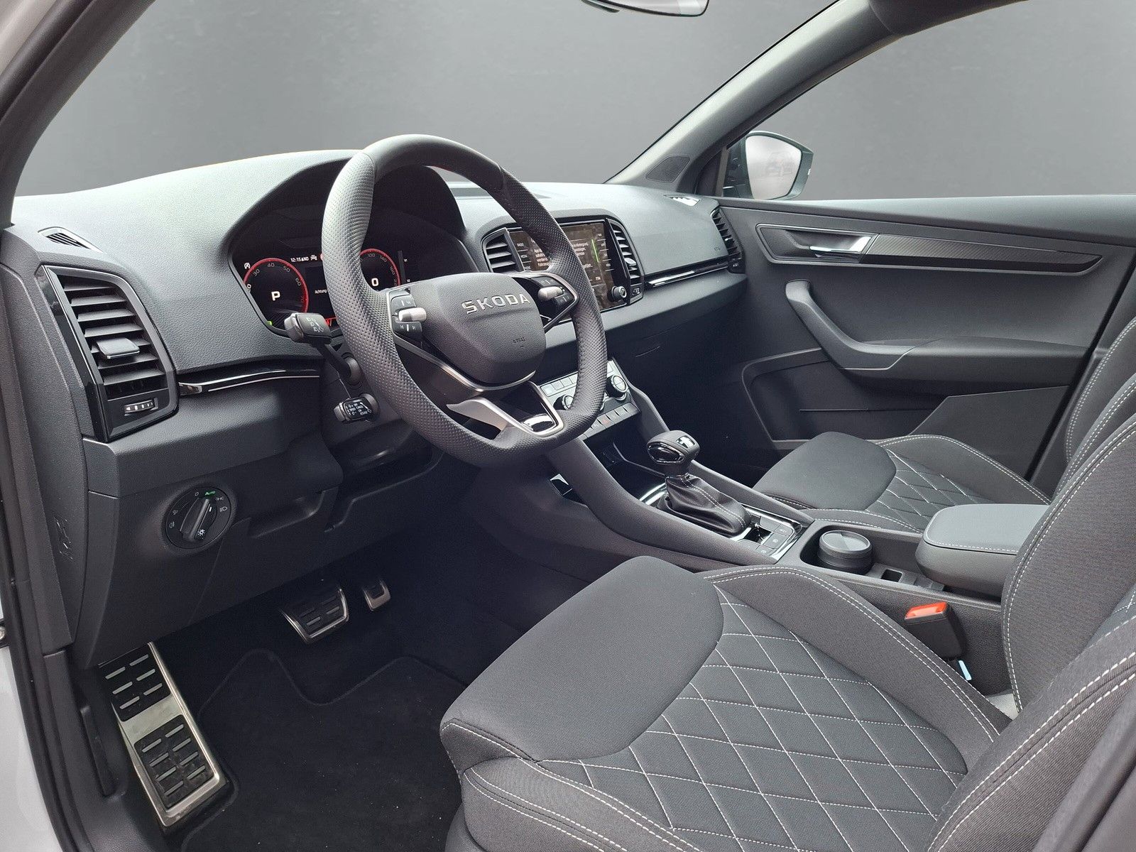 Fahrzeugabbildung SKODA Karoq 1.5 TSI Sportline Pano AHK Matrix 19"Side