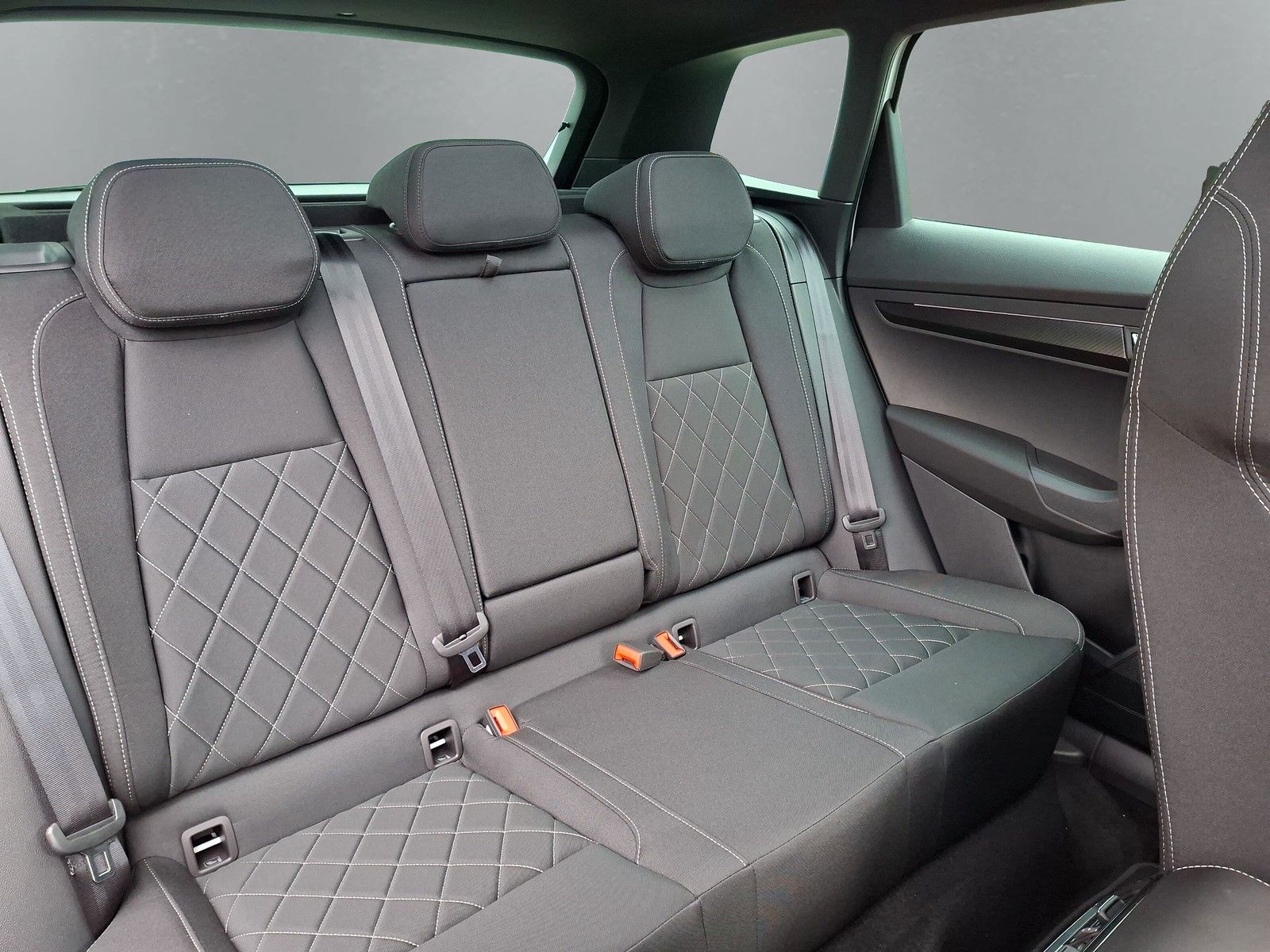 Fahrzeugabbildung SKODA Karoq 1.5 TSI Sportline Pano AHK Matrix 19"Side
