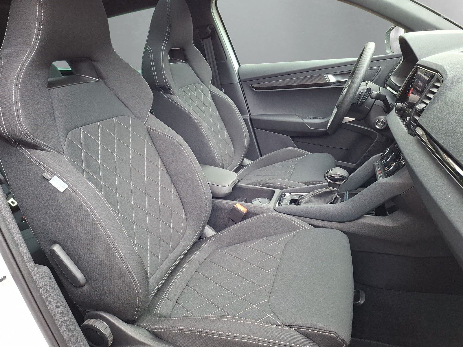 Fahrzeugabbildung SKODA Karoq 1.5 TSI Sportline Pano AHK Matrix 19"Side