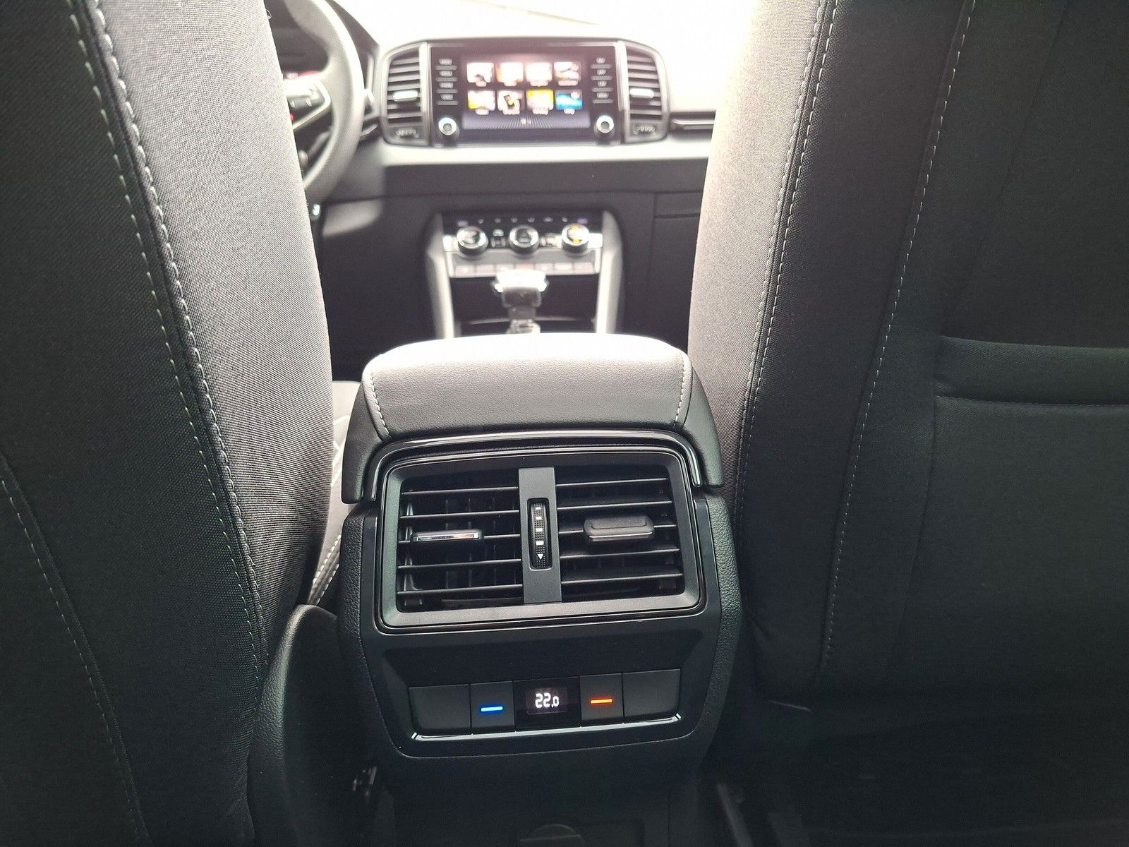 Fahrzeugabbildung SKODA Karoq 1.5 TSI Sportline Pano AHK Matrix 19"Side