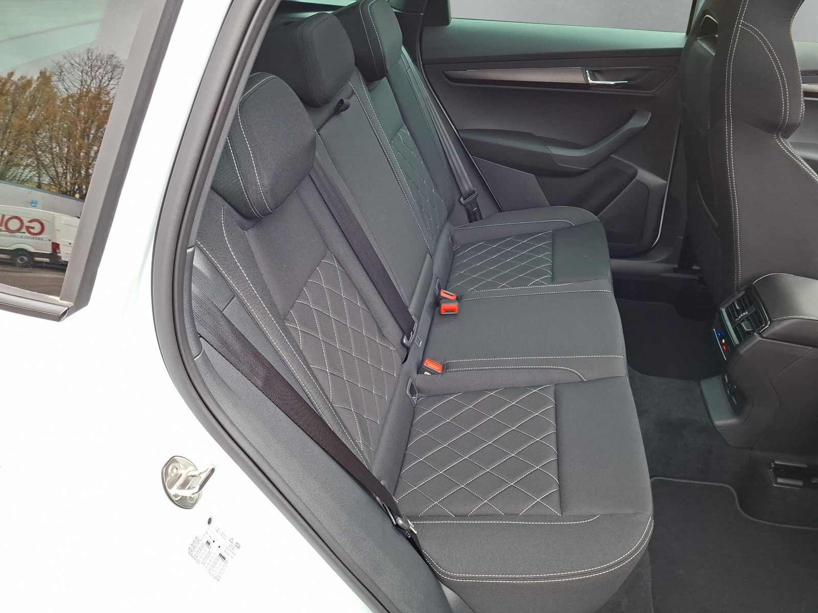Fahrzeugabbildung SKODA Karoq 1.5 TSI Sportline Pano AHK Matrix 19"Side