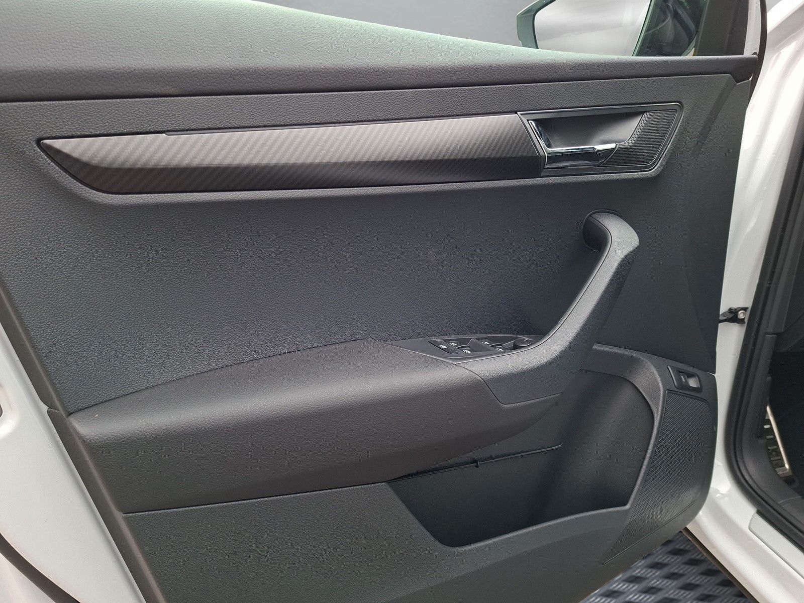 Fahrzeugabbildung SKODA Karoq 1.5 TSI Sportline Pano AHK Matrix 19"Side
