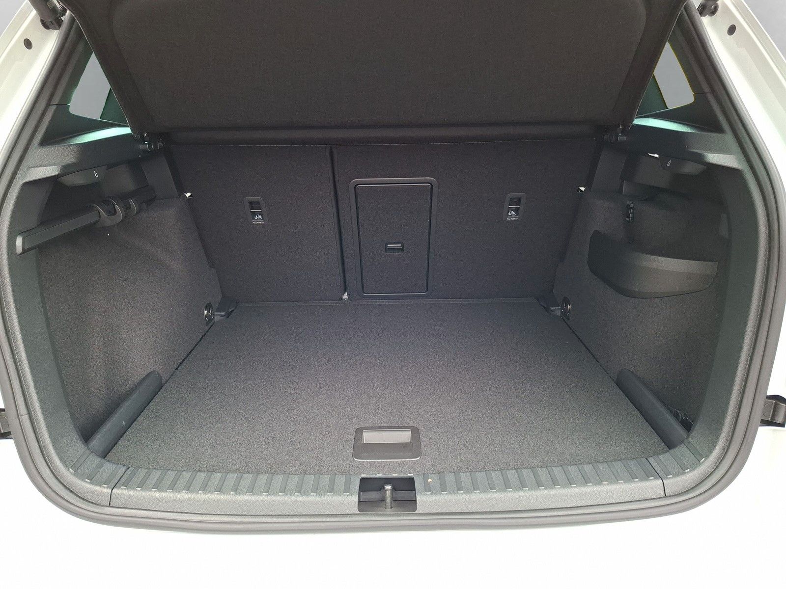 Fahrzeugabbildung SKODA Karoq 1.5 TSI Sportline Pano AHK Matrix 19"Side