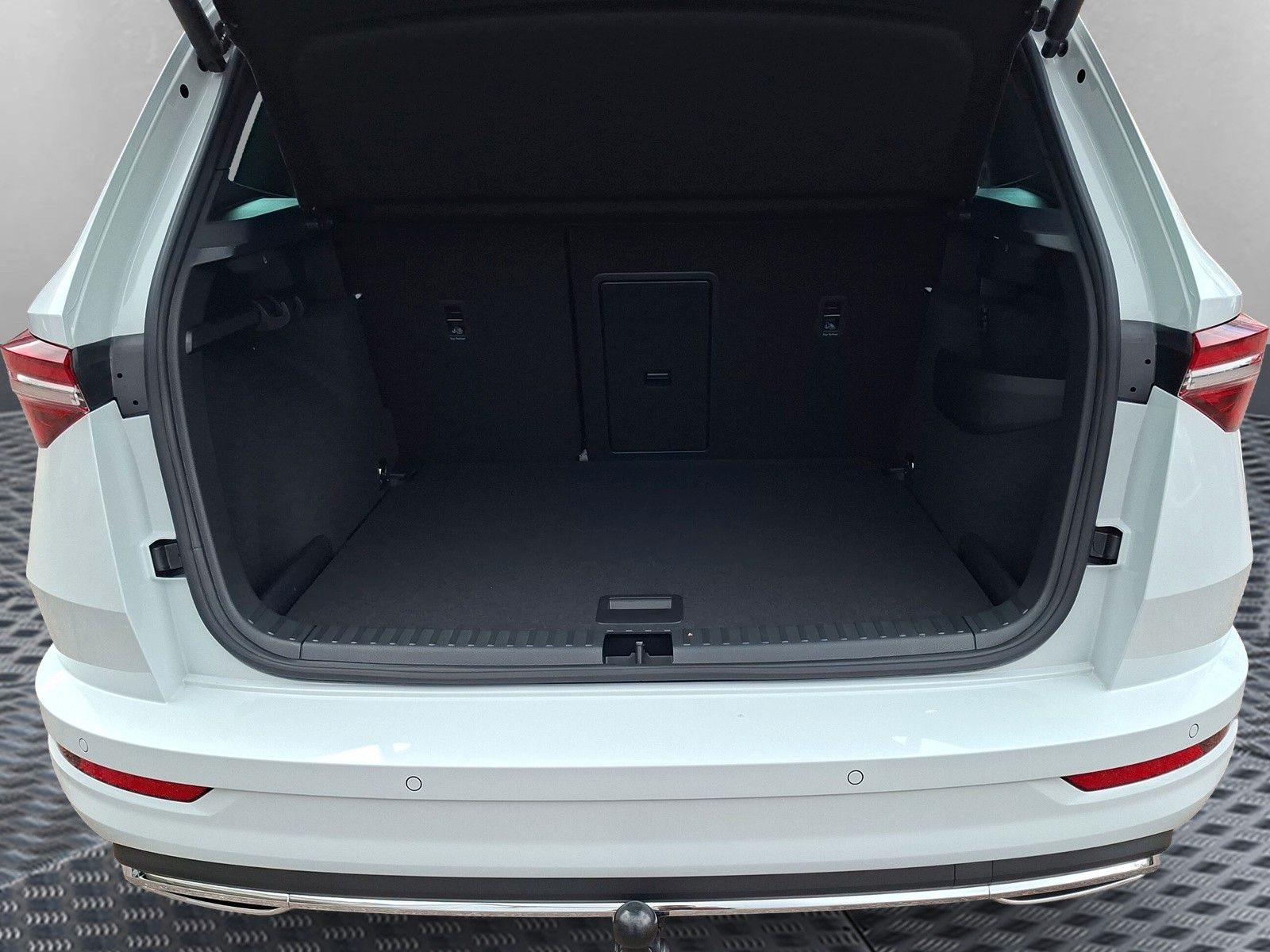 Fahrzeugabbildung SKODA Karoq 1.5 TSI Sportline Pano AHK Matrix 19"Side