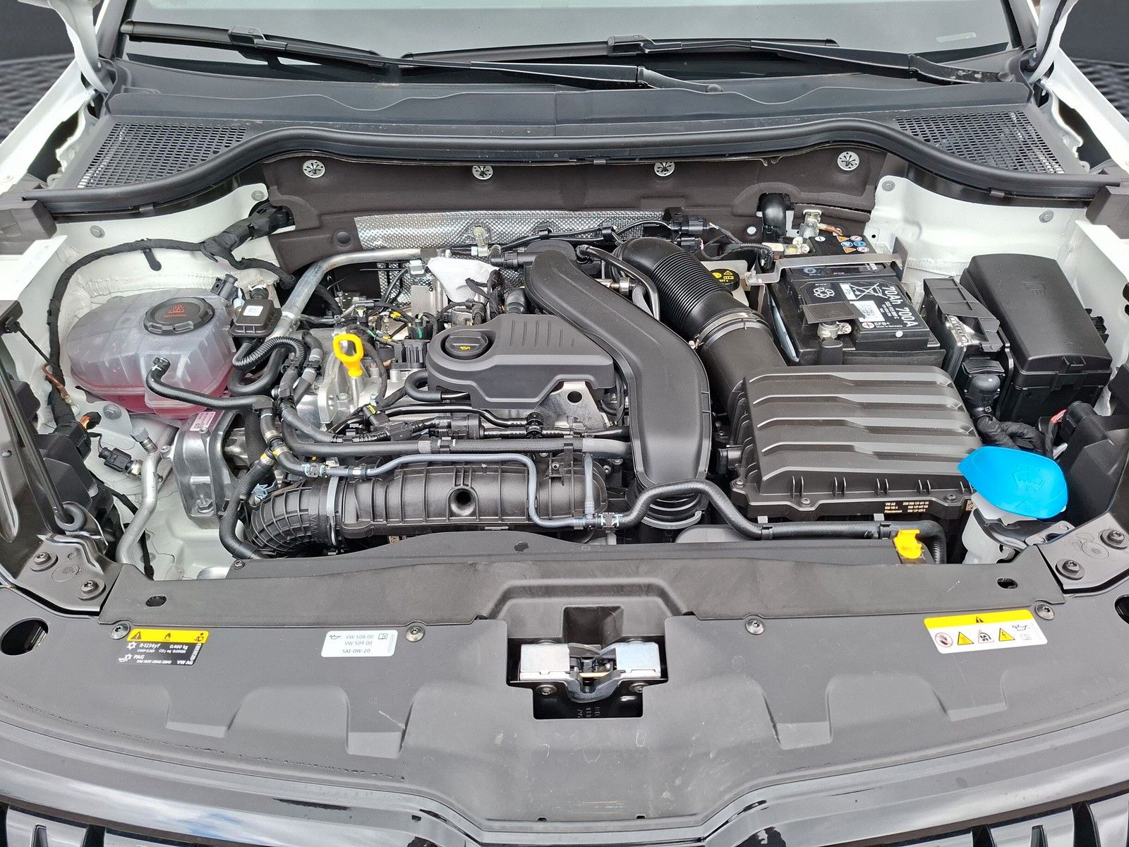 Fahrzeugabbildung SKODA Karoq 1.5 TSI Sportline Pano AHK Matrix 19"Side