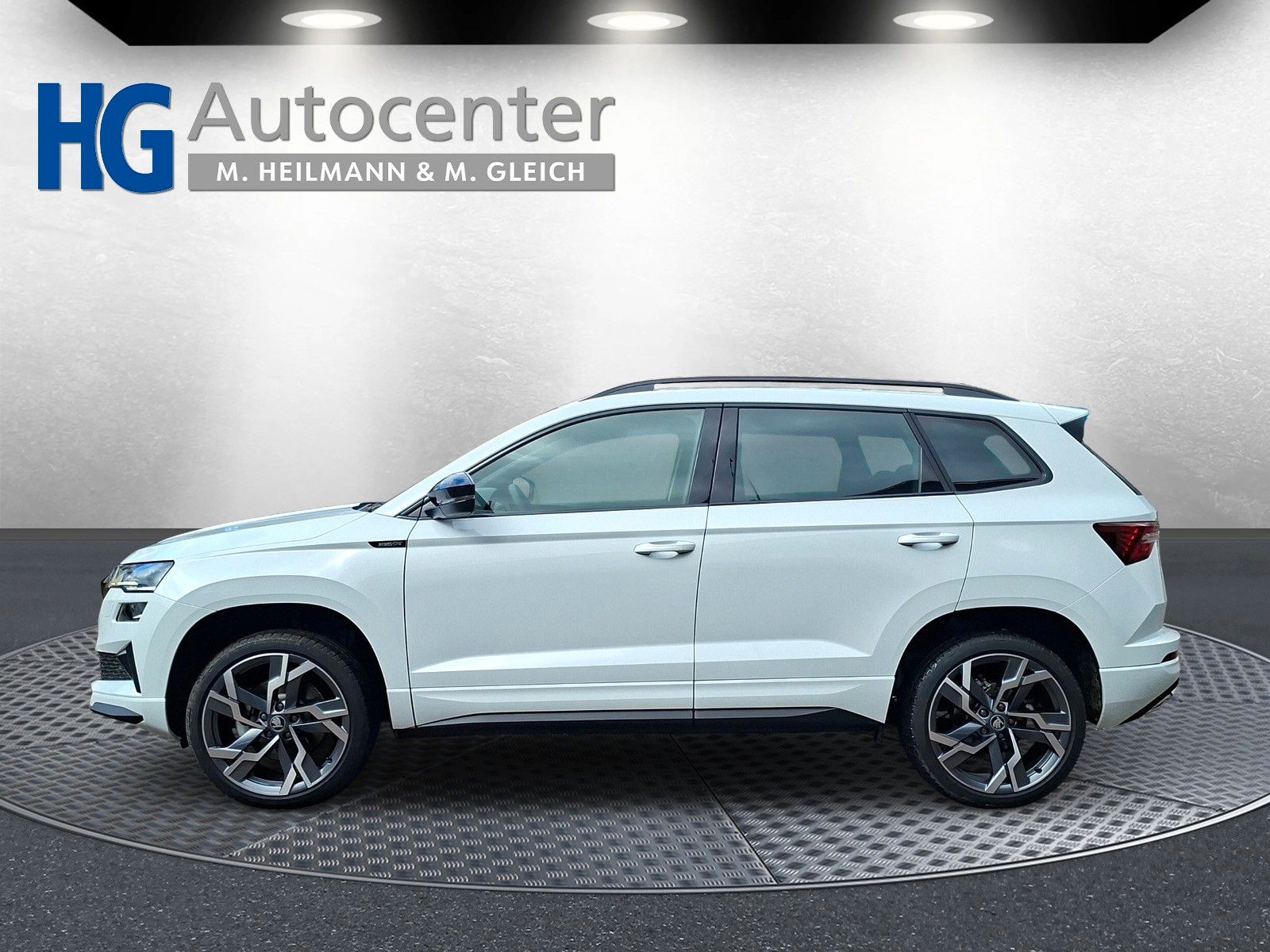Fahrzeugabbildung SKODA Karoq 1.5 TSI Sportline Pano AHK Matrix 19"Side
