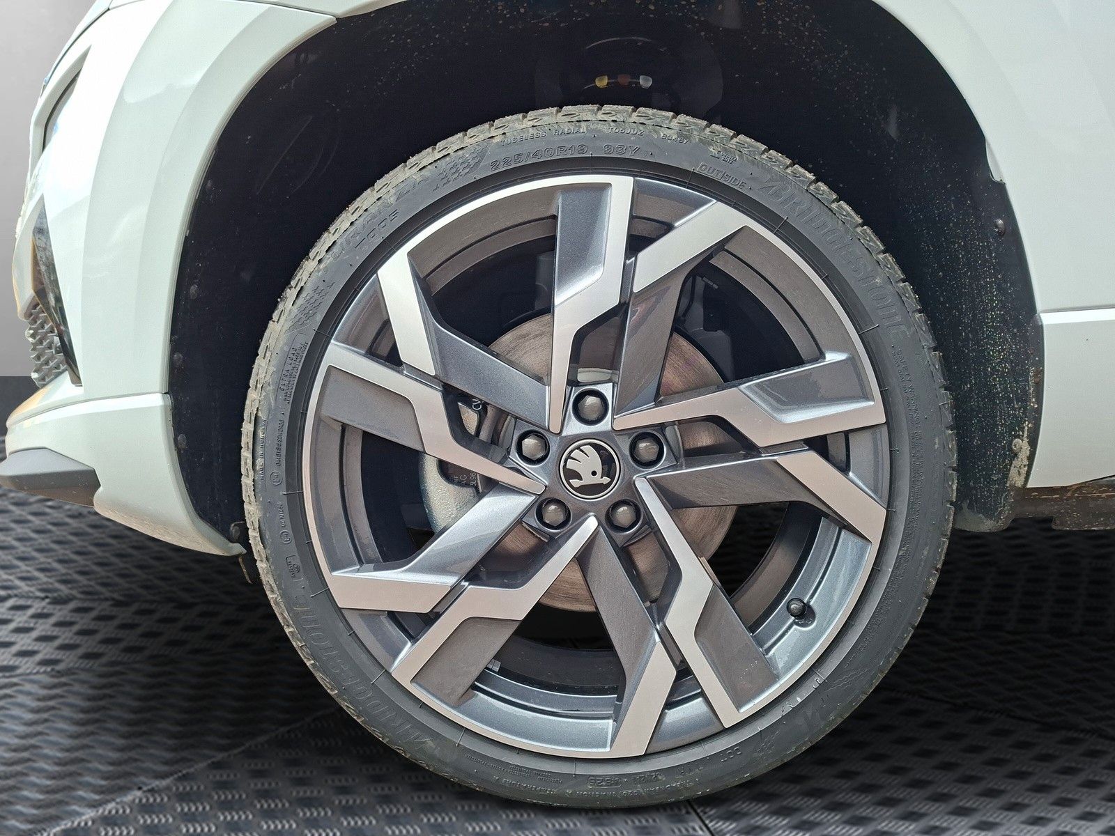 Fahrzeugabbildung SKODA Karoq 1.5 TSI Sportline Pano AHK Matrix 19"Side