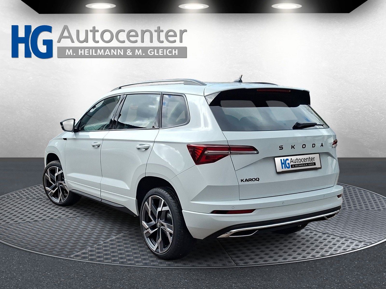 Fahrzeugabbildung SKODA Karoq 1.5 TSI Sportline Pano AHK Matrix 19"Side