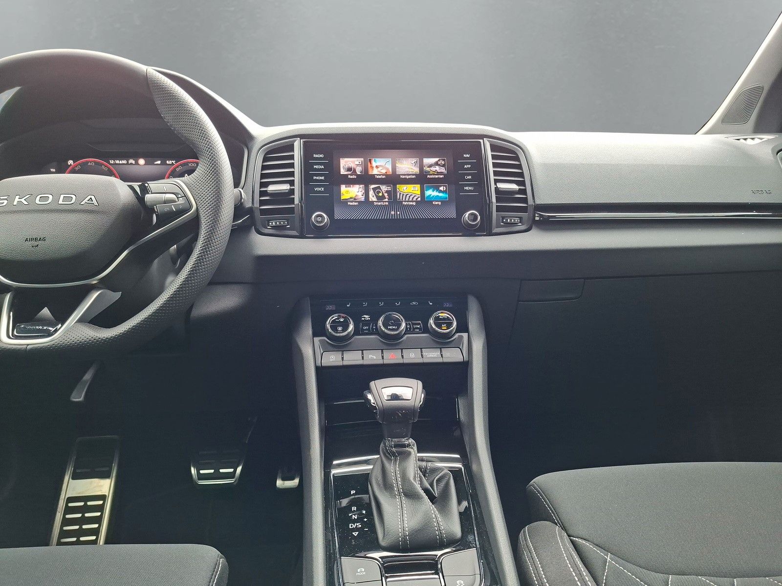 Fahrzeugabbildung SKODA Karoq 1.5 TSI Sportline Pano AHK Matrix 19"Side