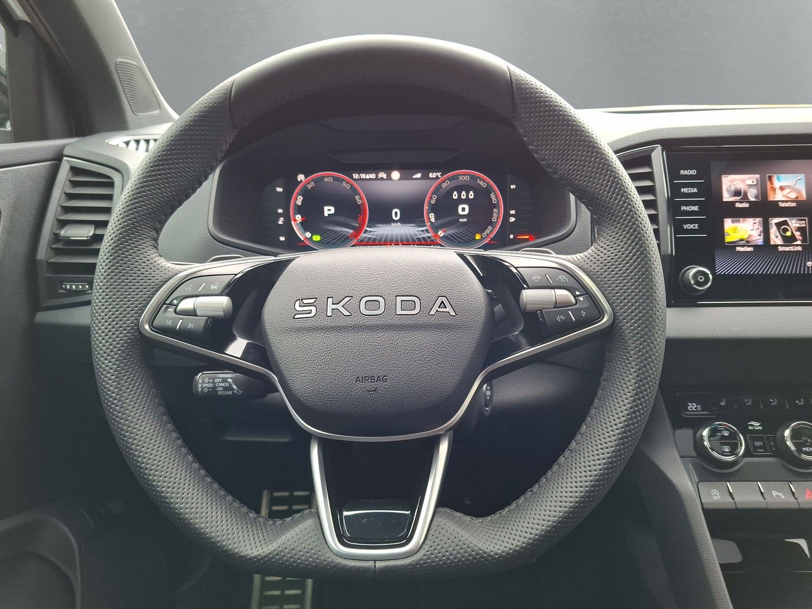 Fahrzeugabbildung SKODA Karoq 1.5 TSI Sportline Pano AHK Matrix 19"Side