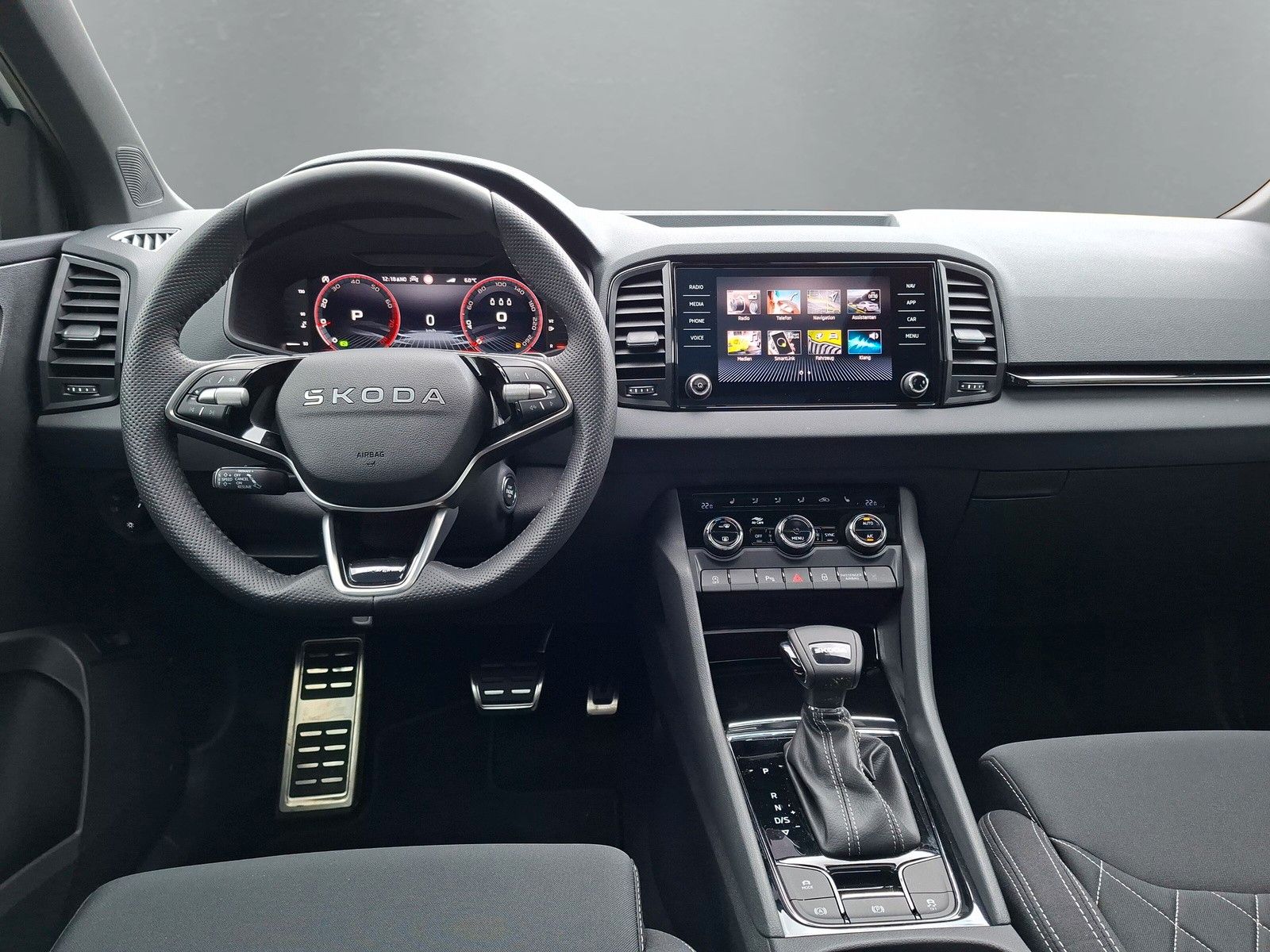 Fahrzeugabbildung SKODA Karoq 1.5 TSI Sportline Pano AHK Matrix 19"Side