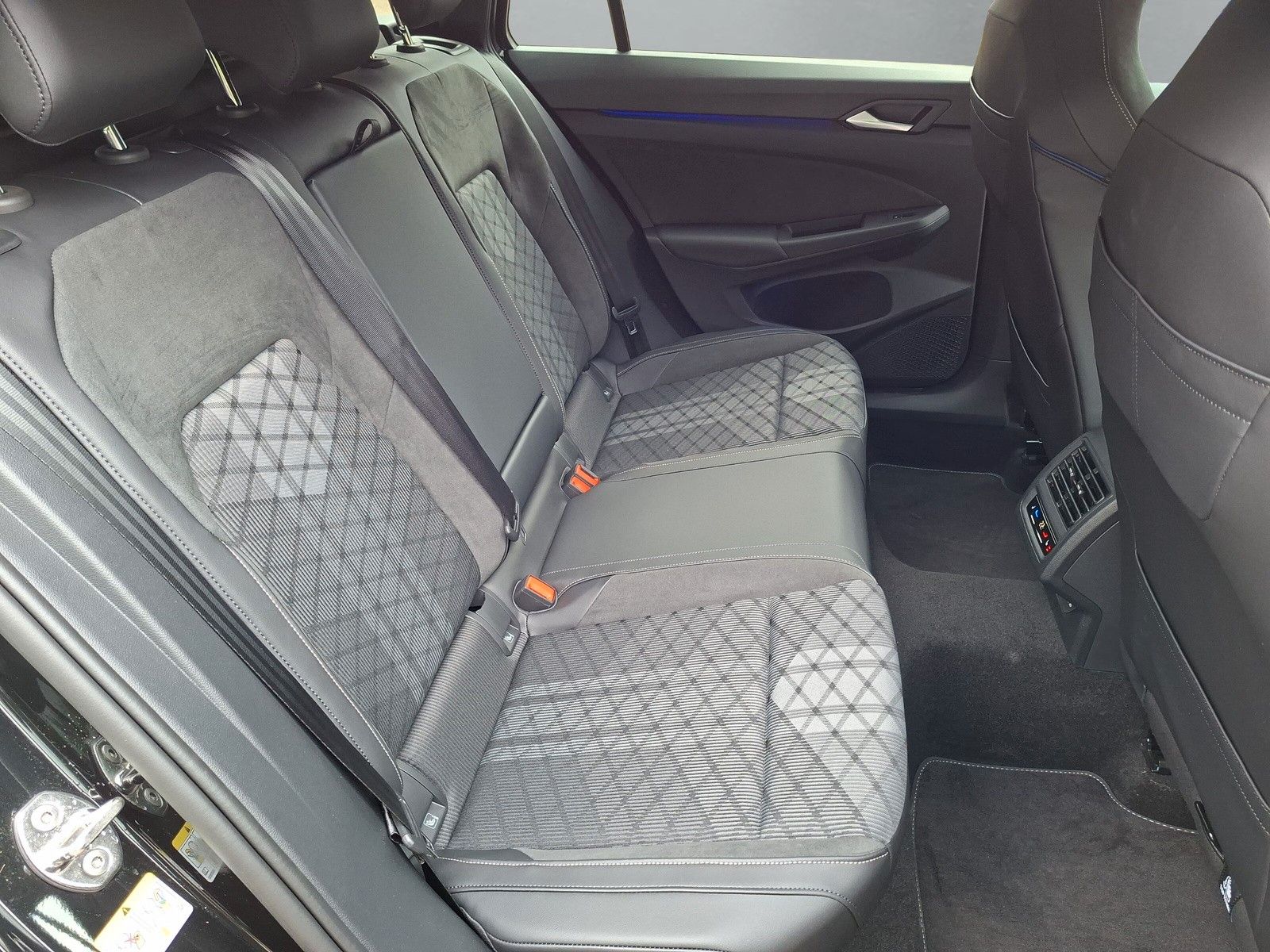 Fahrzeugabbildung Volkswagen Golf VIII 1.5 eTSI R-Line Pano 18" AHK Standhzg.