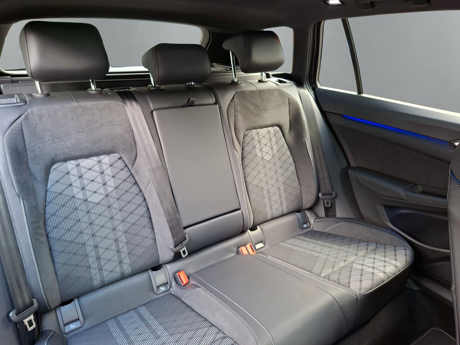 Fahrzeugabbildung Volkswagen Golf VIII 1.5 eTSI R-Line Pano 18" AHK Standhzg.