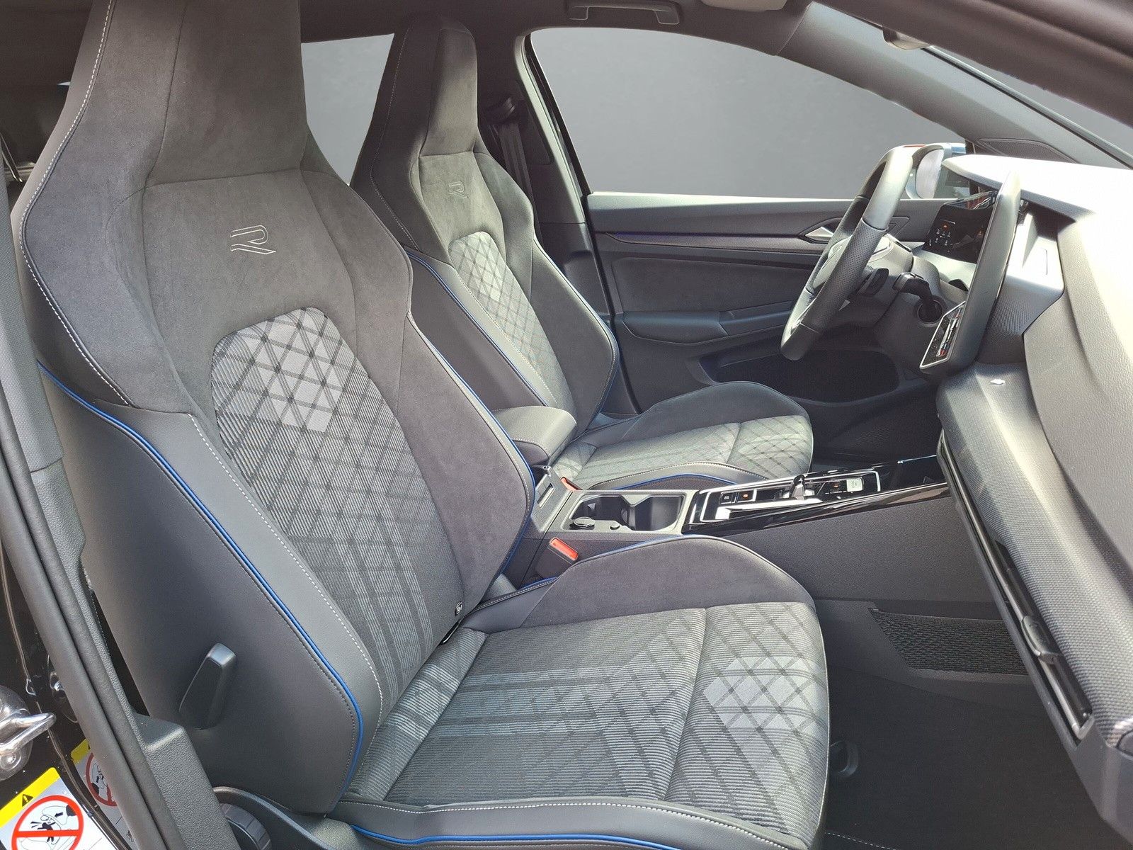 Fahrzeugabbildung Volkswagen Golf VIII 1.5 eTSI R-Line Pano 18" AHK Standhzg.