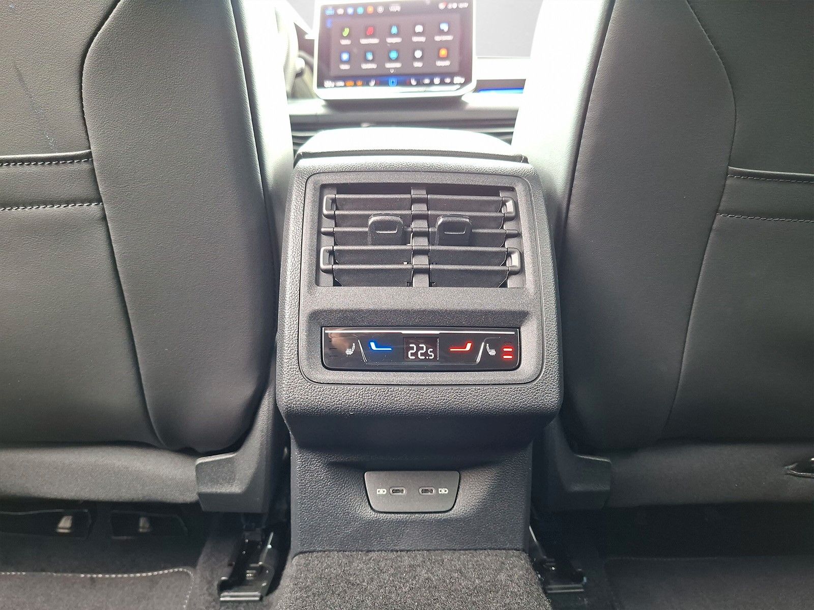 Fahrzeugabbildung Volkswagen Golf VIII 1.5 eTSI R-Line Pano 18" AHK Standhzg.