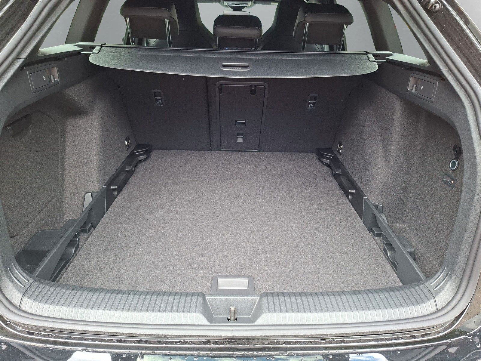 Fahrzeugabbildung Volkswagen Golf VIII 1.5 eTSI R-Line Pano 18" AHK Standhzg.