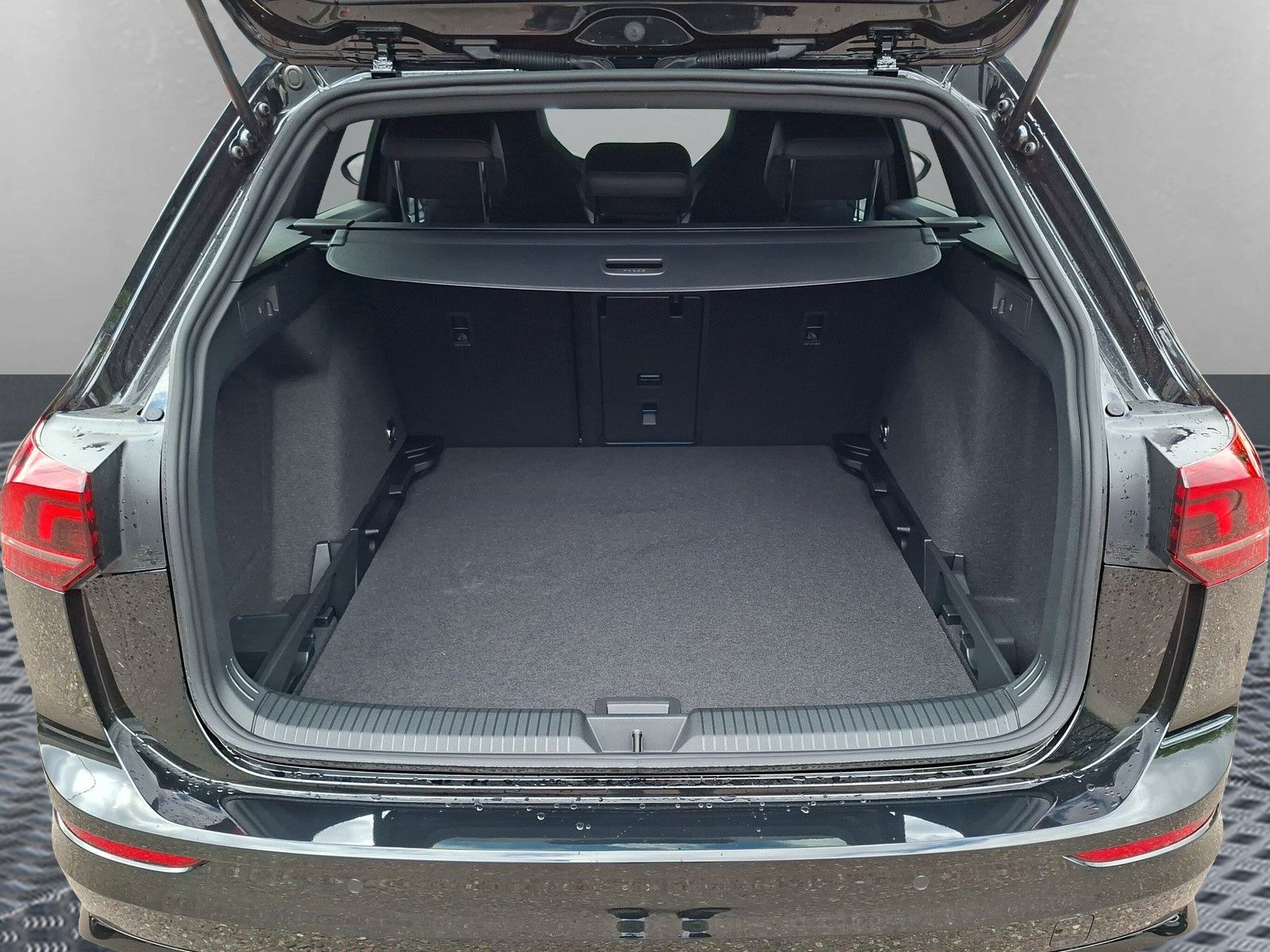 Fahrzeugabbildung Volkswagen Golf VIII 1.5 eTSI R-Line Pano 18" AHK Standhzg.