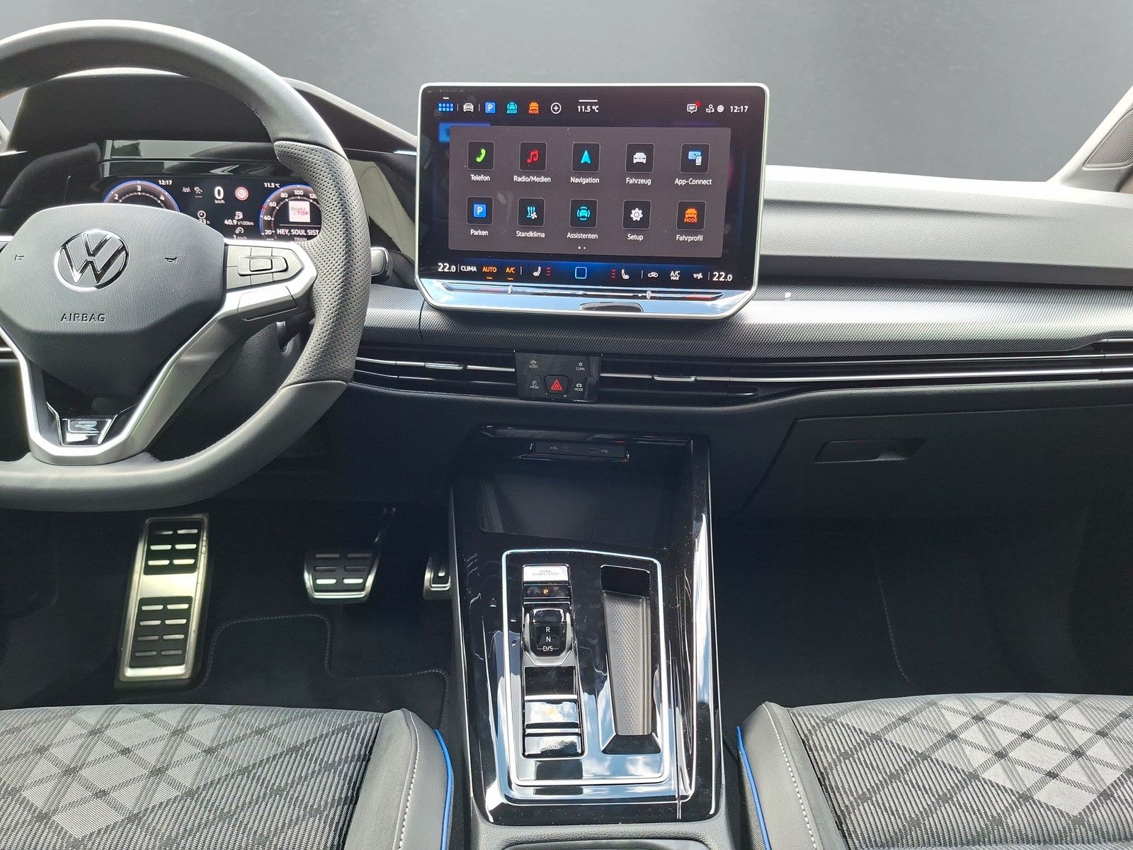 Fahrzeugabbildung Volkswagen Golf VIII 1.5 eTSI R-Line Pano 18" AHK Standhzg.