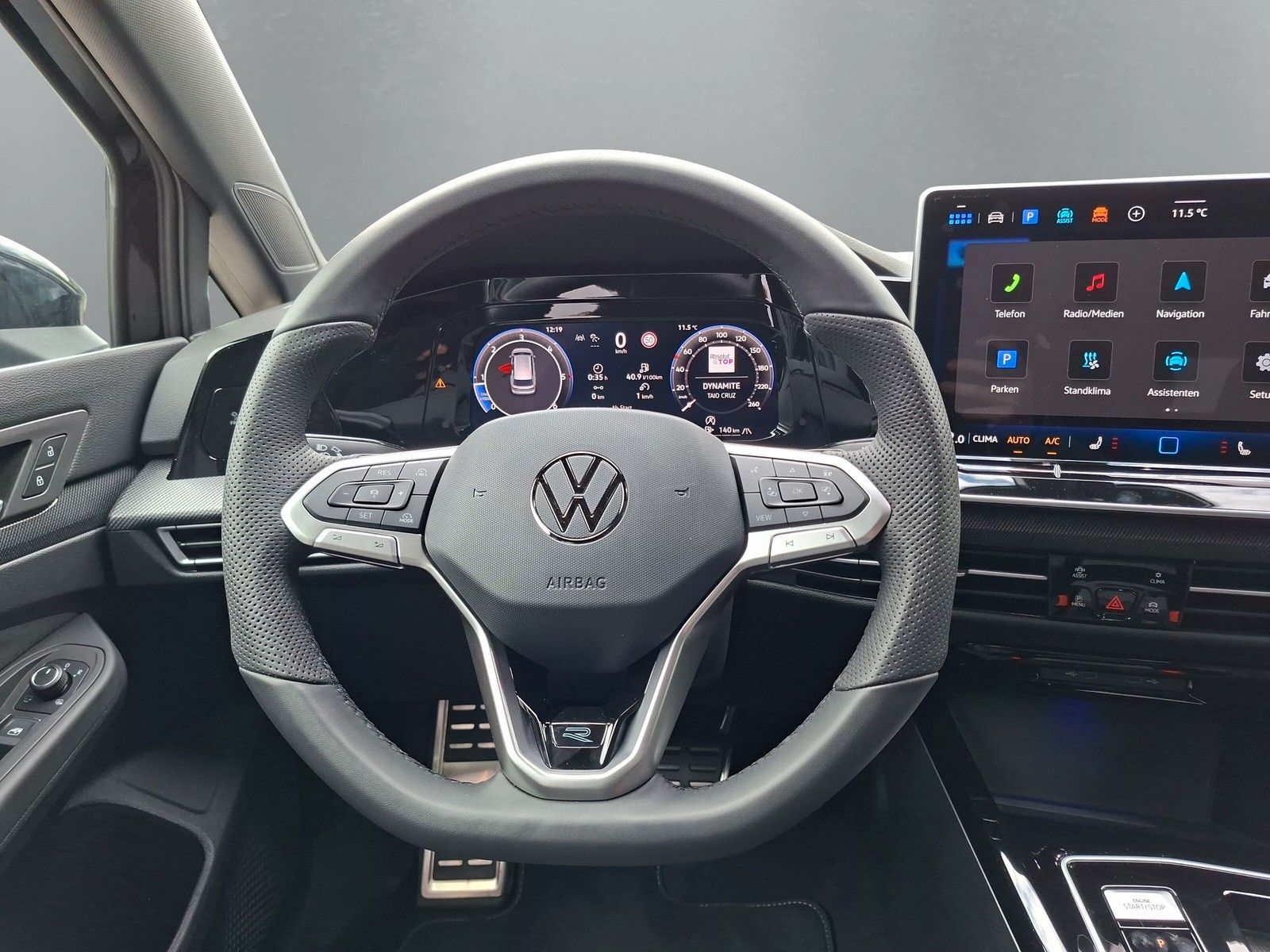 Fahrzeugabbildung Volkswagen Golf VIII 1.5 eTSI R-Line Pano 18" AHK Standhzg.