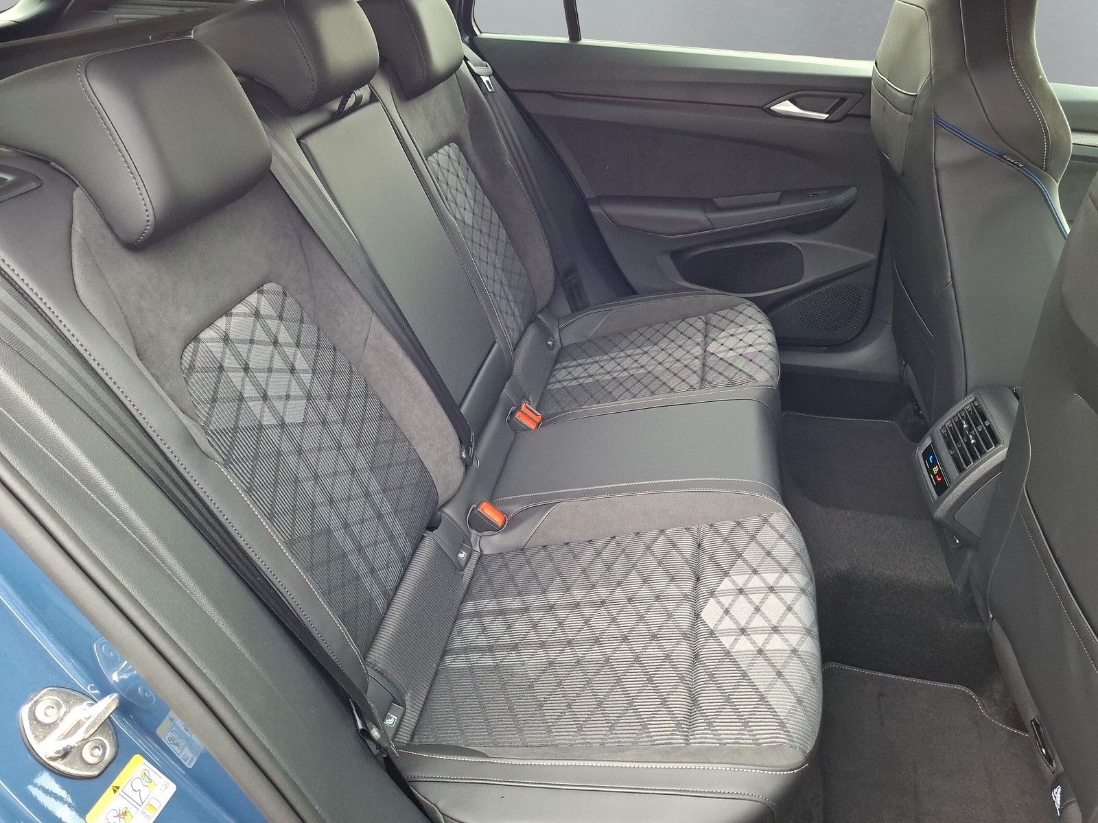 Fahrzeugabbildung Volkswagen Golf VIII 1.5eTSI R-Line Pano18"LED ACC AHK