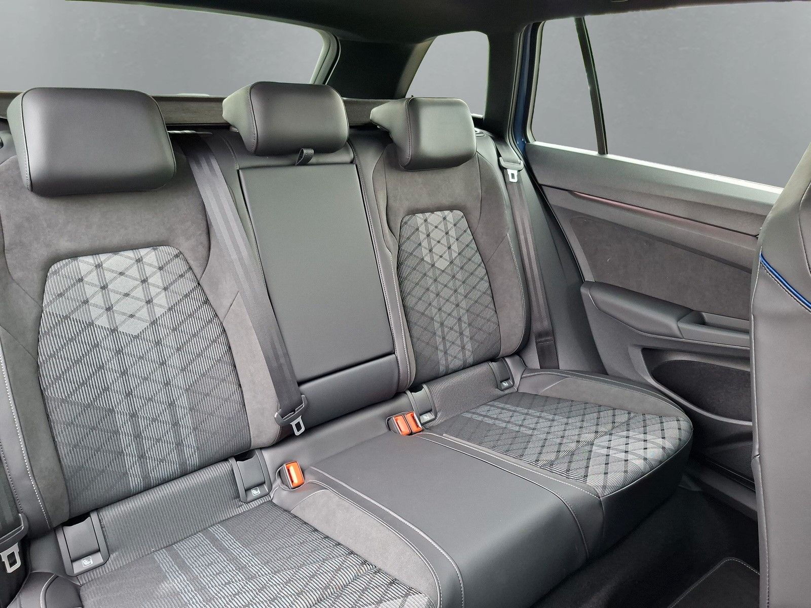 Fahrzeugabbildung Volkswagen Golf VIII 1.5eTSI R-Line Pano18"LED ACC AHK