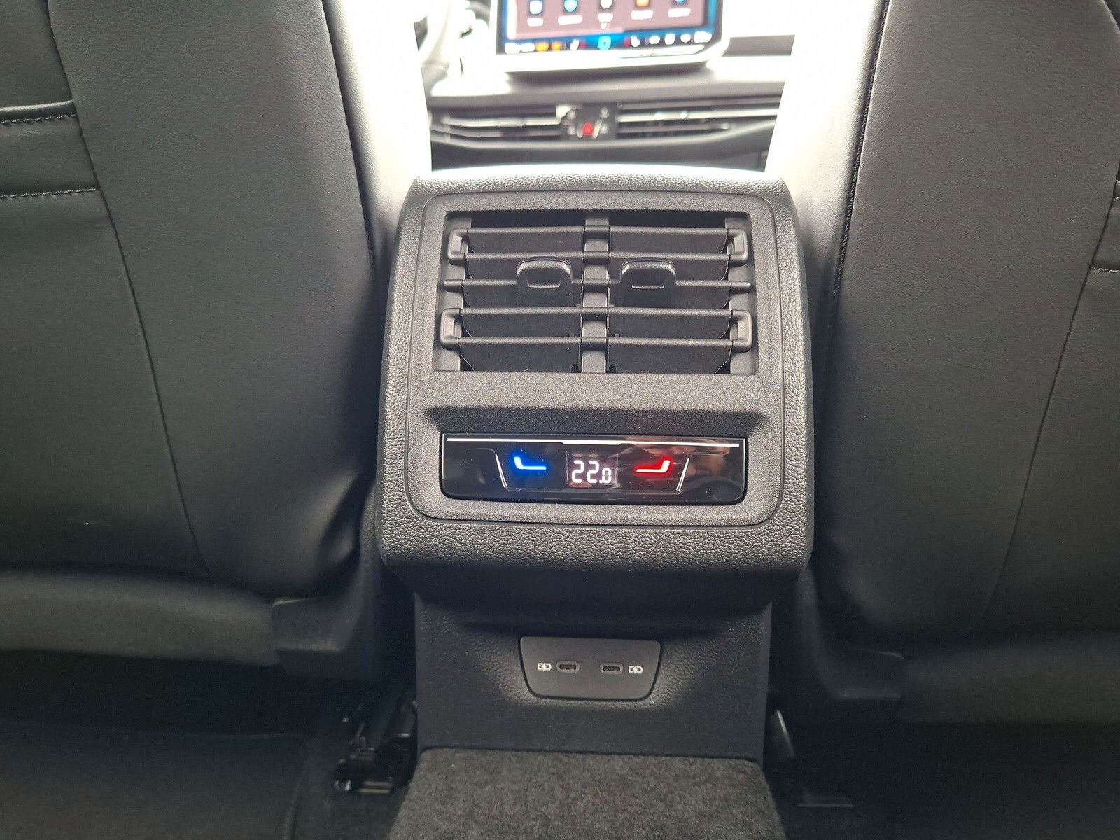 Fahrzeugabbildung Volkswagen Golf VIII 1.5eTSI R-Line Pano18"LED ACC AHK