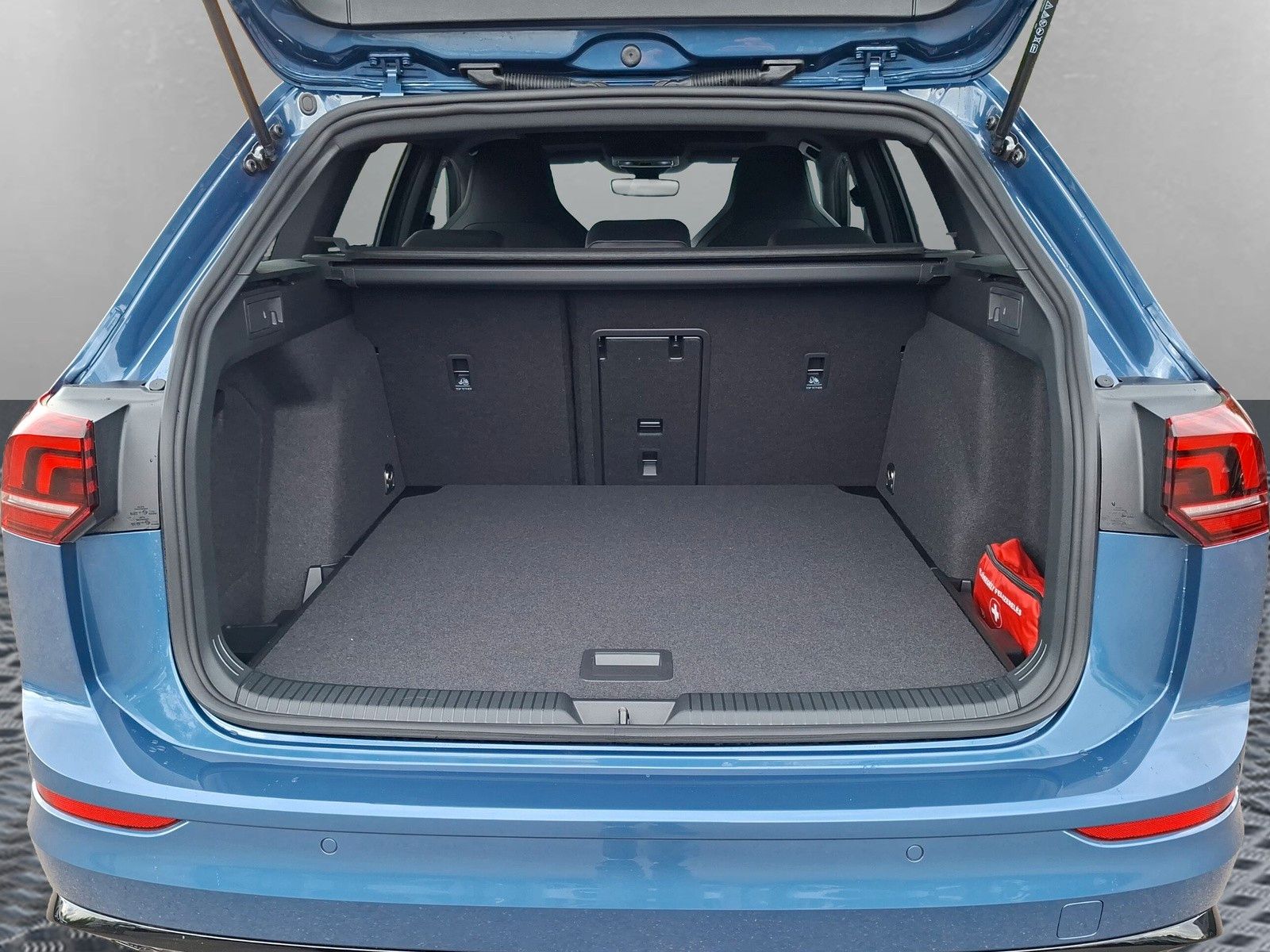 Fahrzeugabbildung Volkswagen Golf VIII 1.5eTSI R-Line Pano18"LED ACC AHK