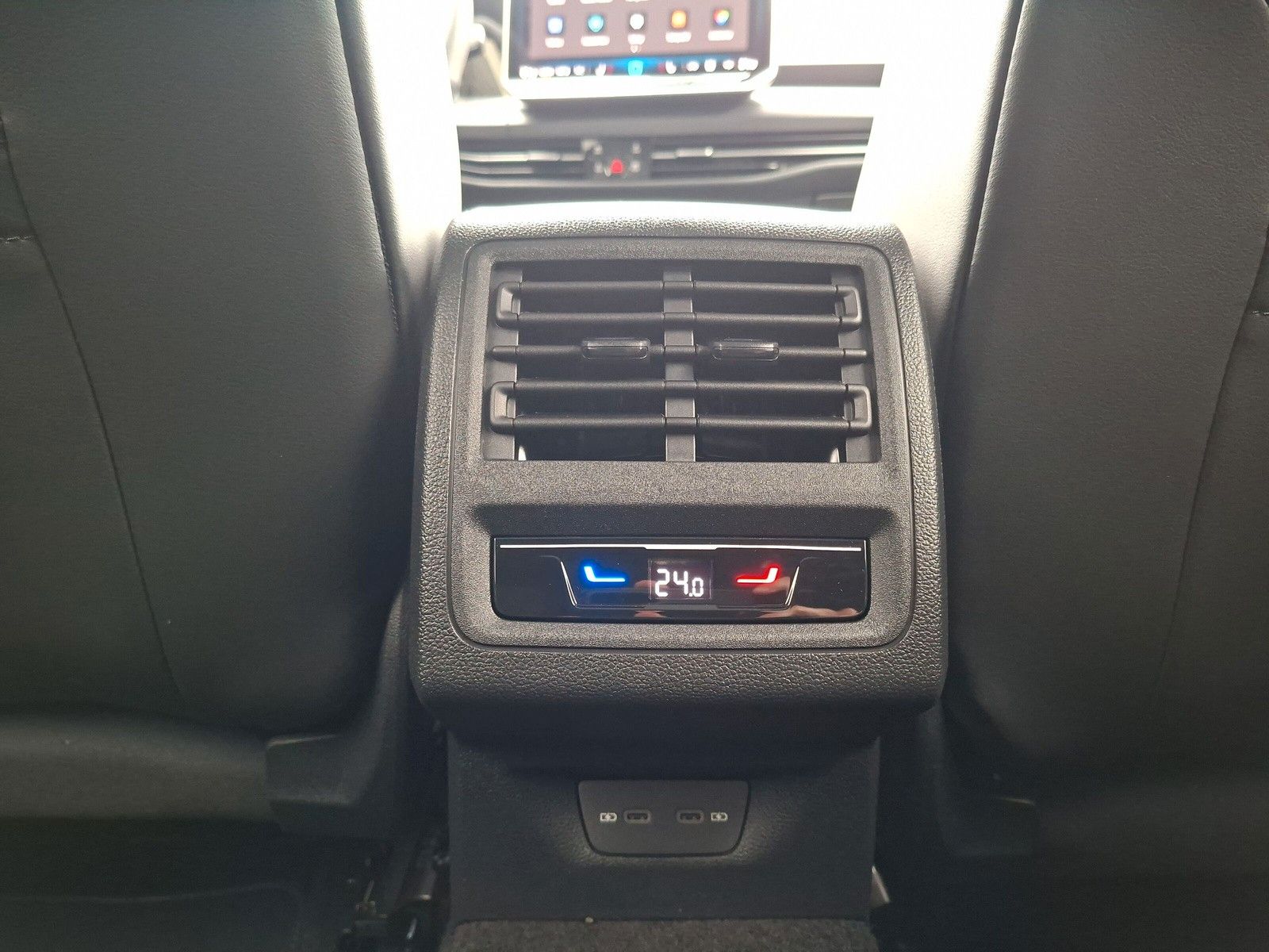 Fahrzeugabbildung Volkswagen Golf VIII 1.5eTSI R-Line Pano18"LED ACC AHK