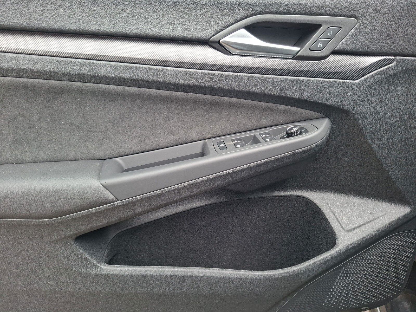 Fahrzeugabbildung Volkswagen Golf VIII 1.5eTSI R-Line Pano18"LED ACC AHK