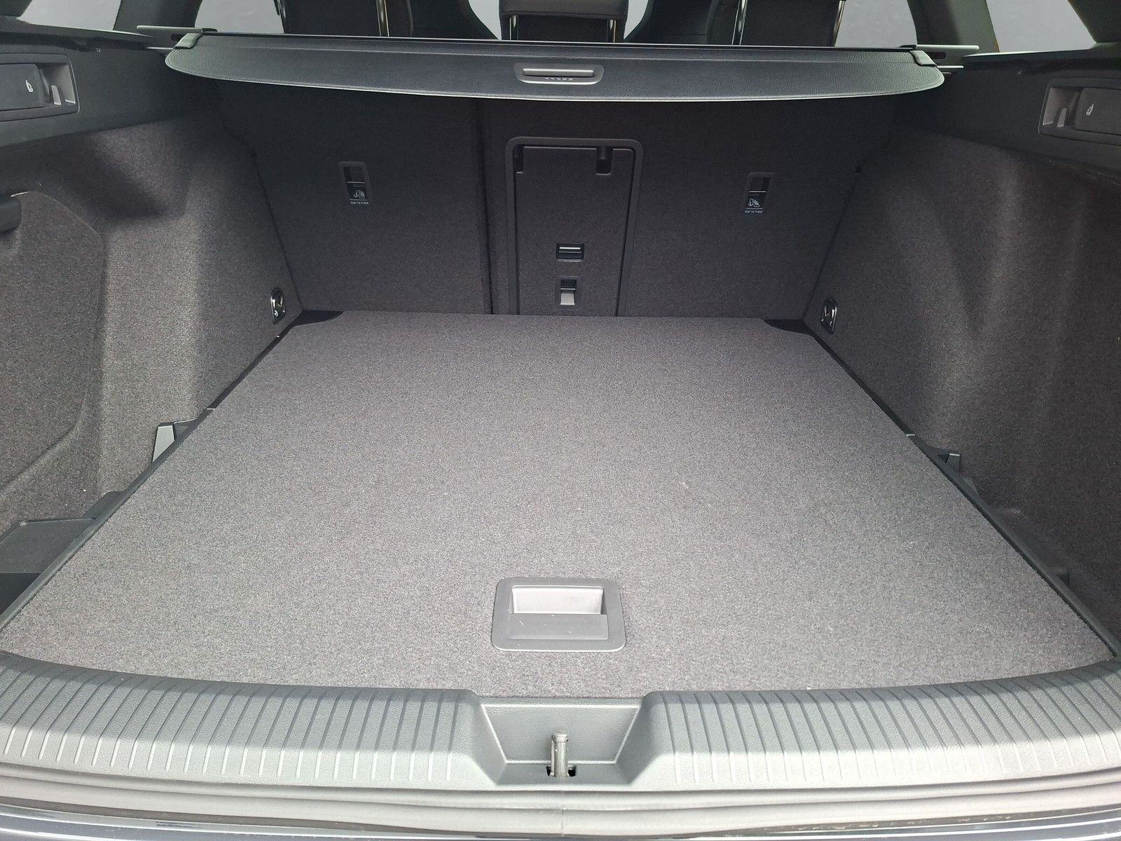 Fahrzeugabbildung Volkswagen Golf VIII 1.5eTSI R-Line Pano18"LED ACC AHK