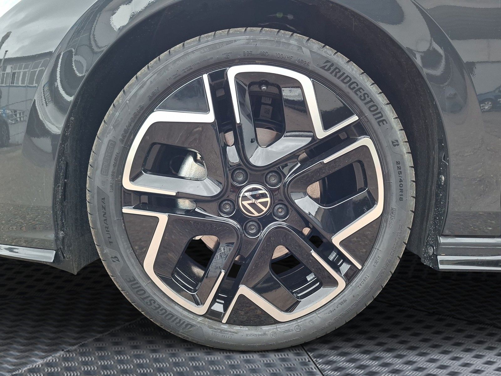 Fahrzeugabbildung Volkswagen Golf VIII 1.5eTSI R-Line Pano18"LED ACC AHK