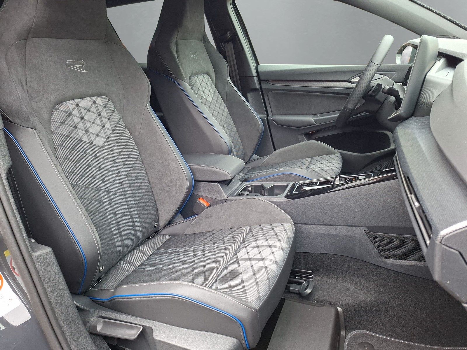 Fahrzeugabbildung Volkswagen Golf VIII 1.5eTSI R-Line Pano18"LED ACC AHK