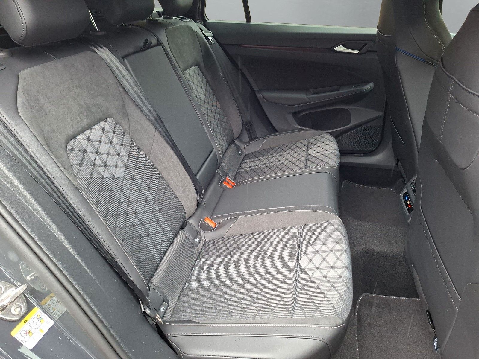 Fahrzeugabbildung Volkswagen Golf VIII 1.5eTSI R-Line Pano18"LED ACC AHK