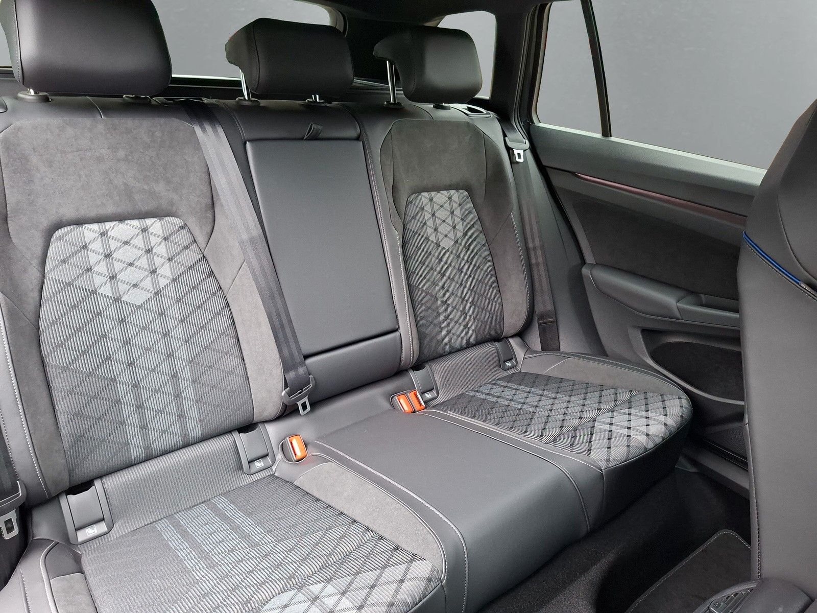 Fahrzeugabbildung Volkswagen Golf VIII 1.5eTSI R-Line Pano18"LED ACC AHK