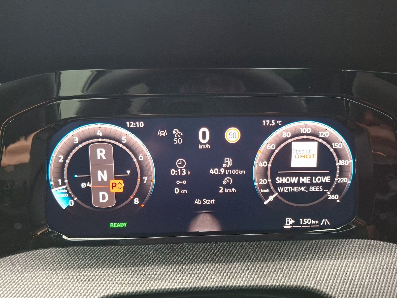 Fahrzeugabbildung Volkswagen Golf VIII 1.5eTSI R-Line Pano 18" LED ACC AHK