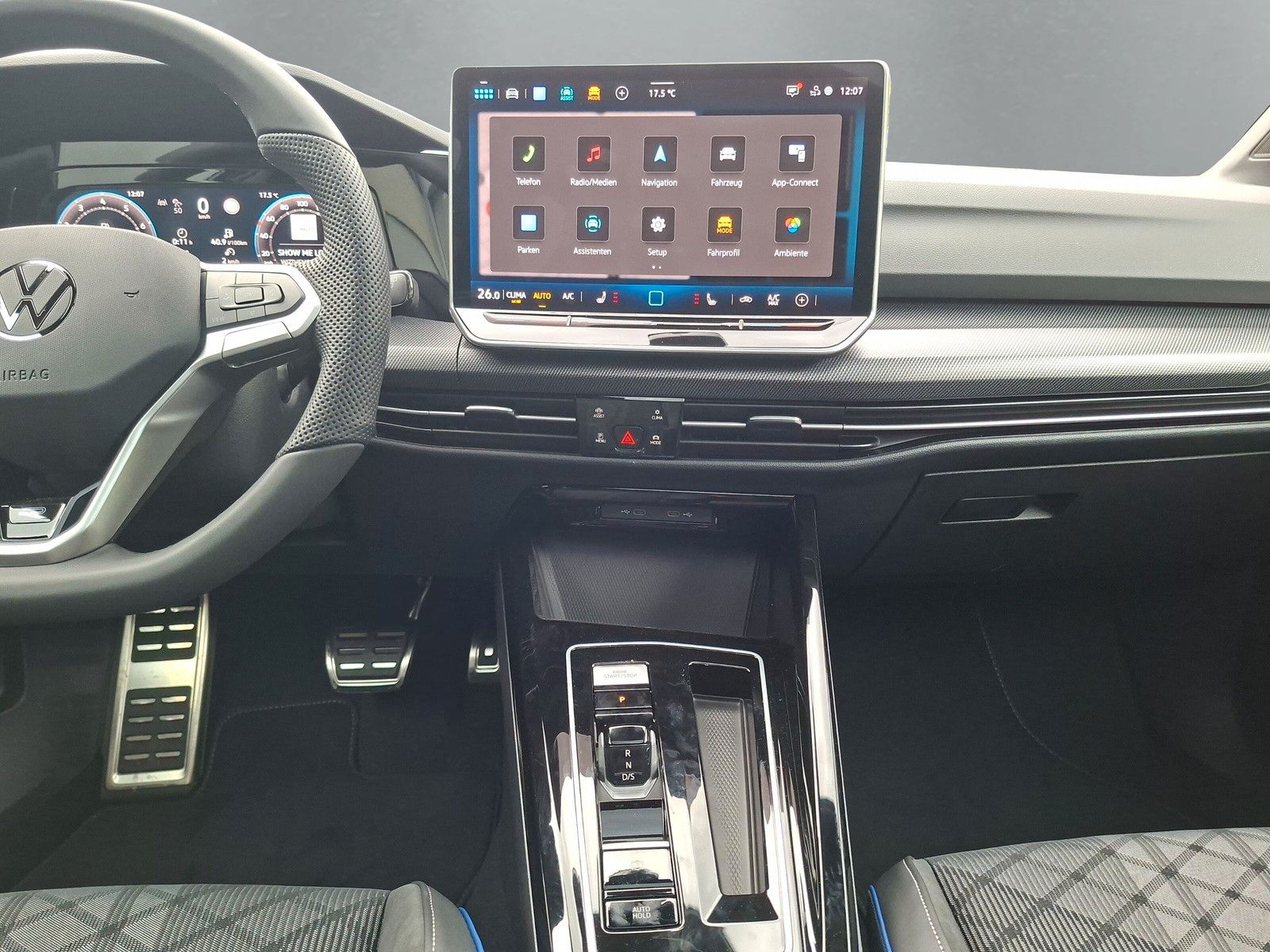 Fahrzeugabbildung Volkswagen Golf VIII 1.5eTSI R-Line Pano 18" LED ACC AHK
