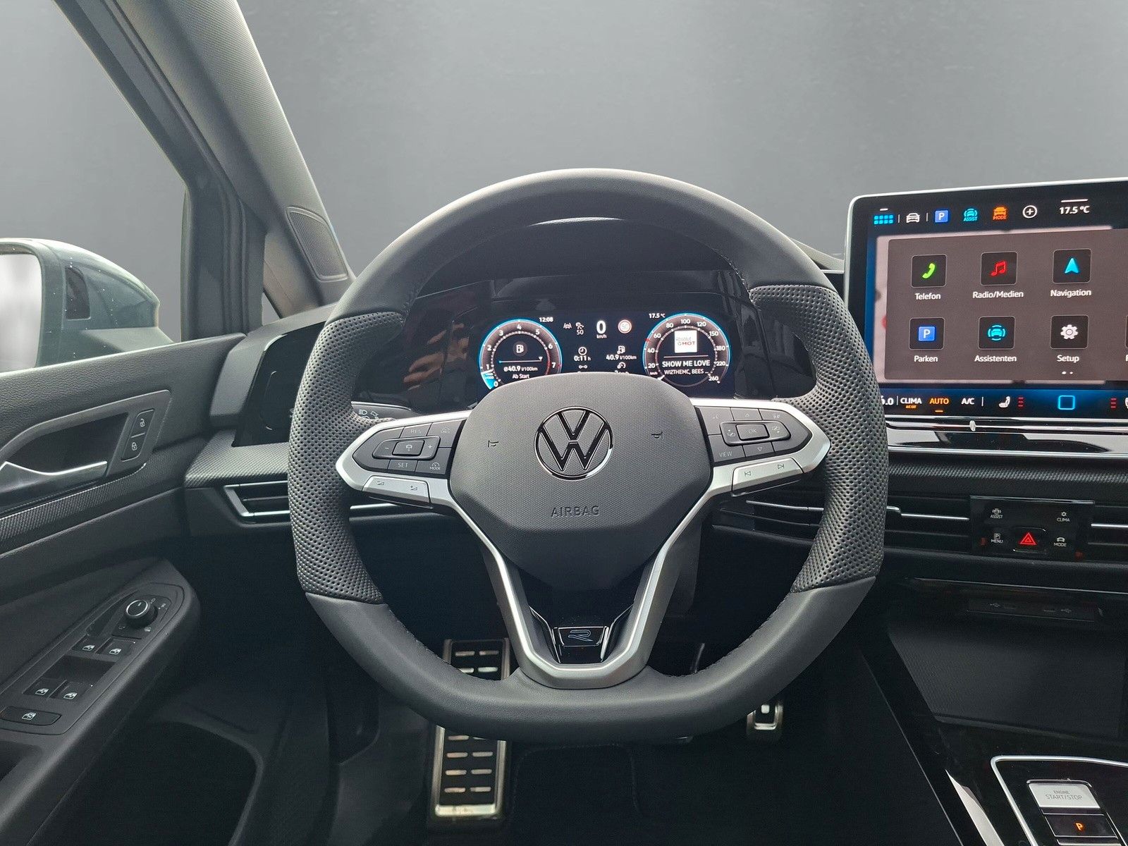 Fahrzeugabbildung Volkswagen Golf VIII 1.5eTSI R-Line Pano 18" LED ACC AHK