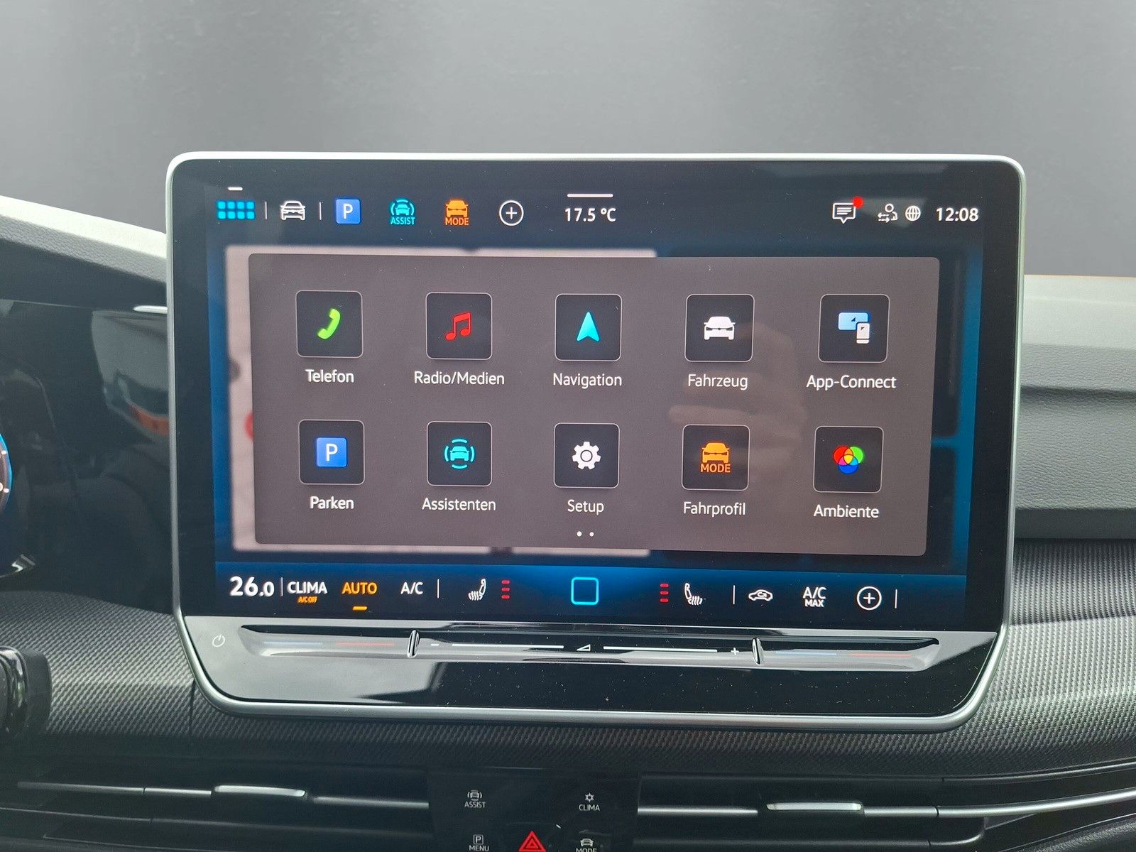 Fahrzeugabbildung Volkswagen Golf VIII 1.5eTSI R-Line Pano 18" LED ACC AHK