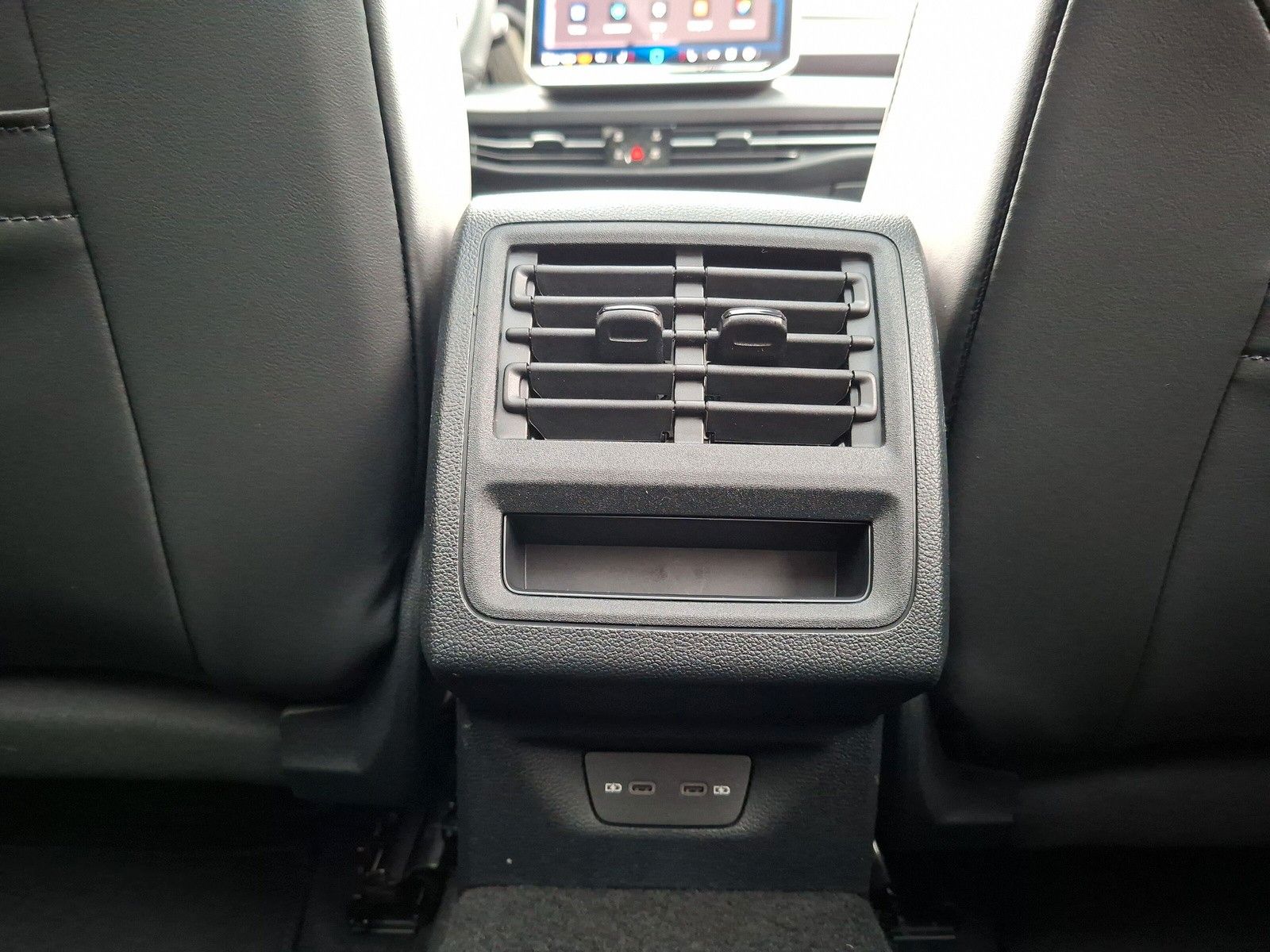 Fahrzeugabbildung Volkswagen Golf VIII 1.5eTSI R-Line Pano 18" LED ACC AHK